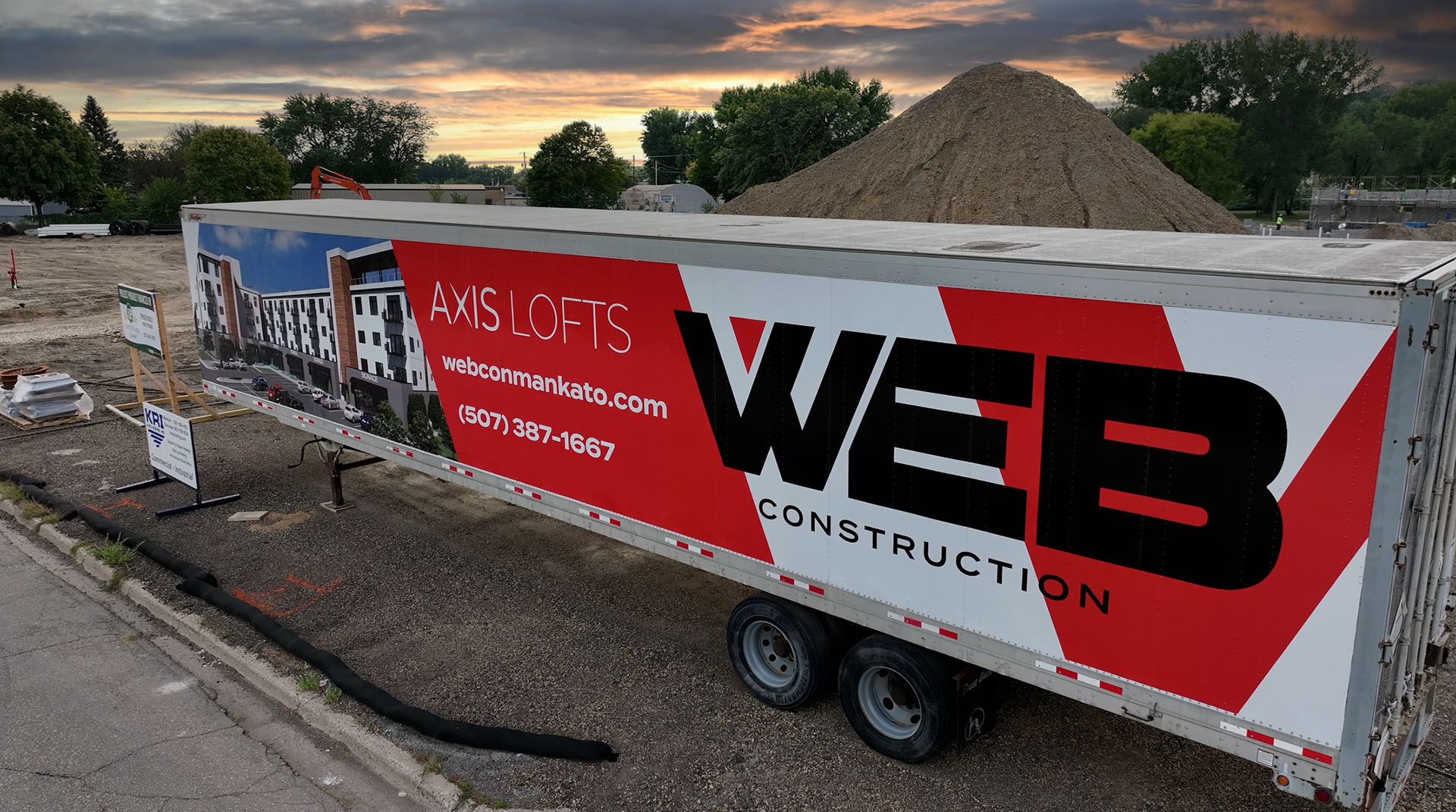 Larger format trailer banner for construction site. The banner was used next to a busy highway to draw attention to the site and highlight a detailed rendering of the completed building. This large format banner helped drive potential tenant and  resident inquiries. 
