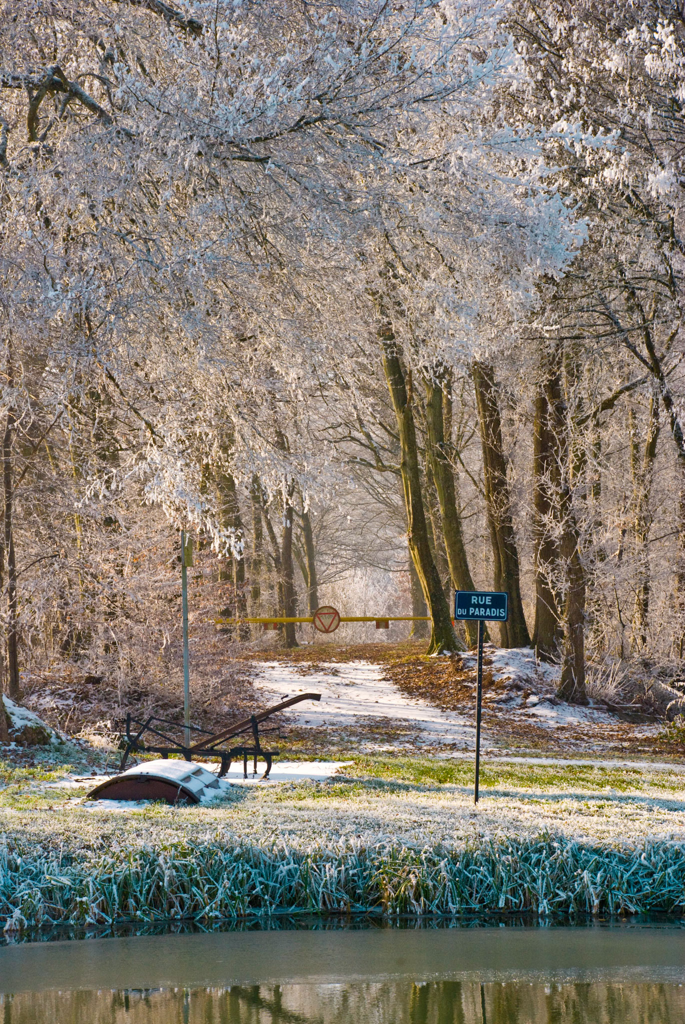 "Rue du Paradis" St Symphorien, Canal du Rhône au Rhin, France.
