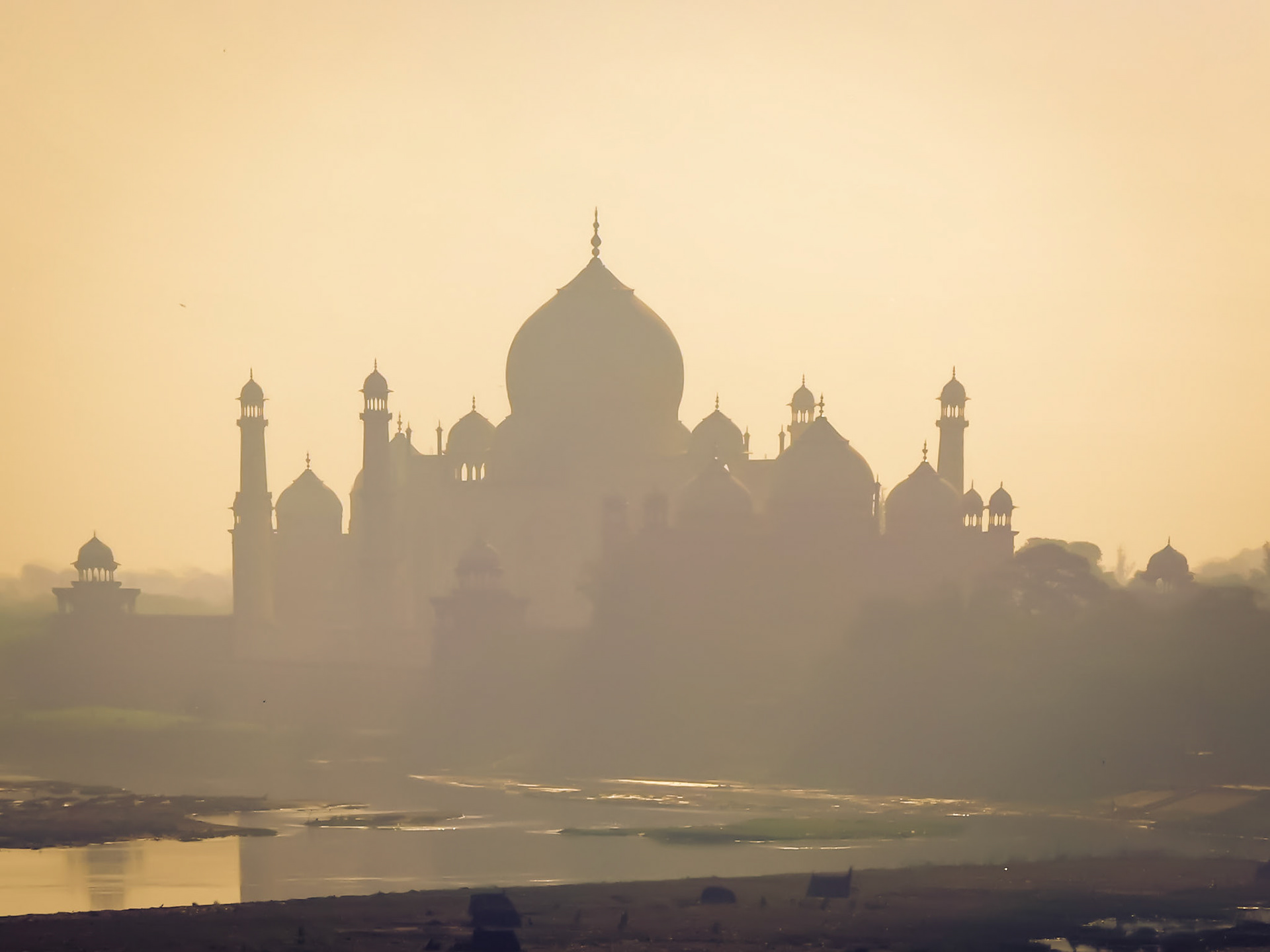Some buildings are easy recognizable even from the back. Little hint... you know this building in white for sure :-)