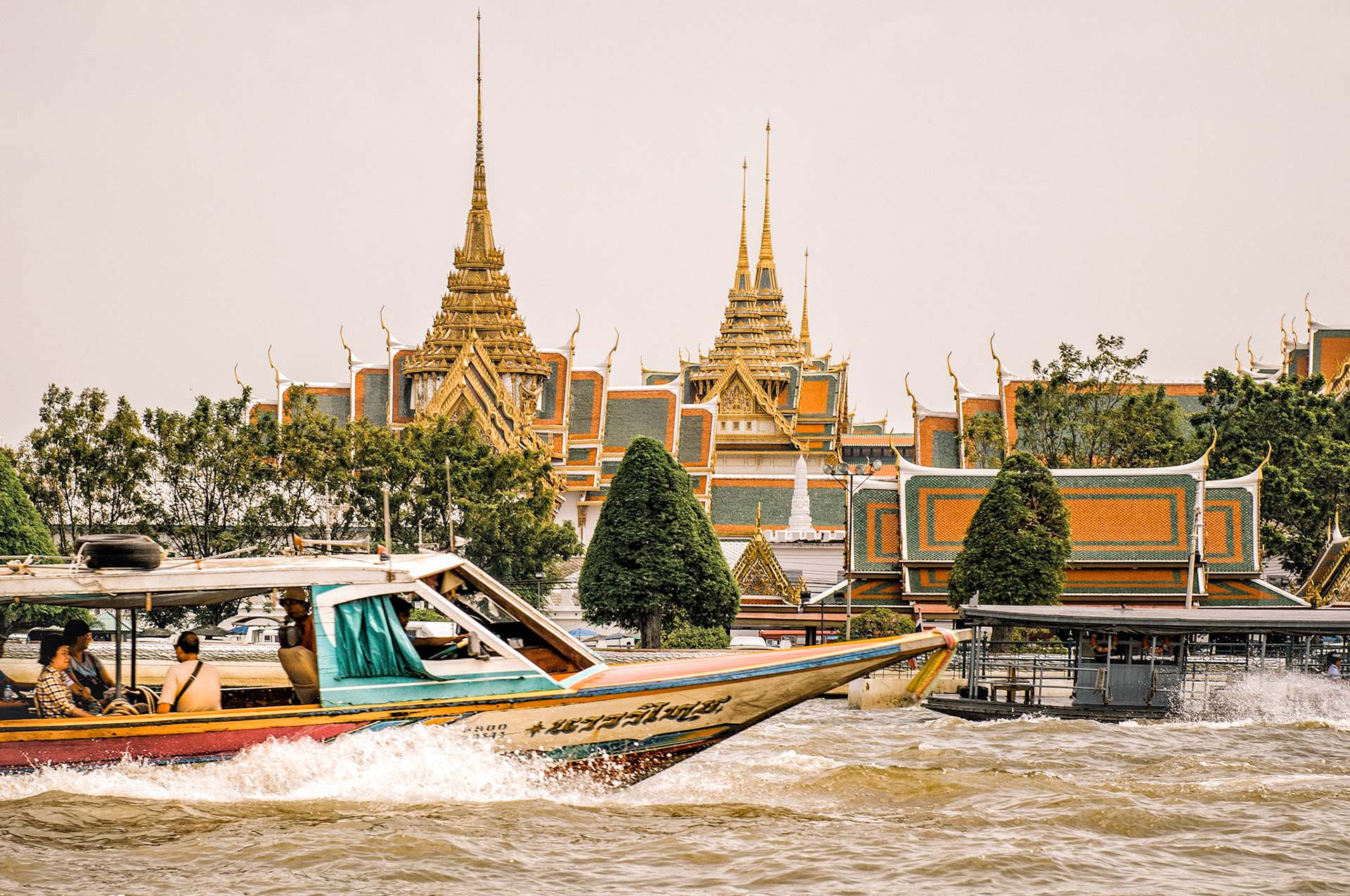 Rush hour on a busy river (Bangkok 2012)