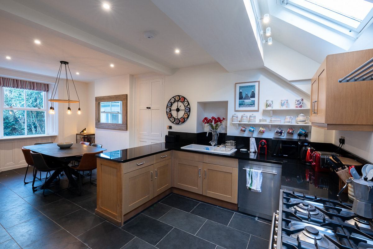 Well equipped kitchen with range cooker