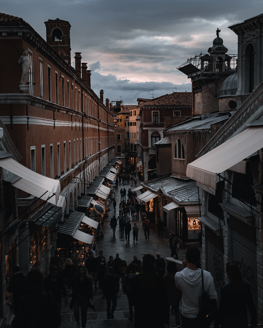 Venetian rhythms—life and motion from the Rialto Bridge