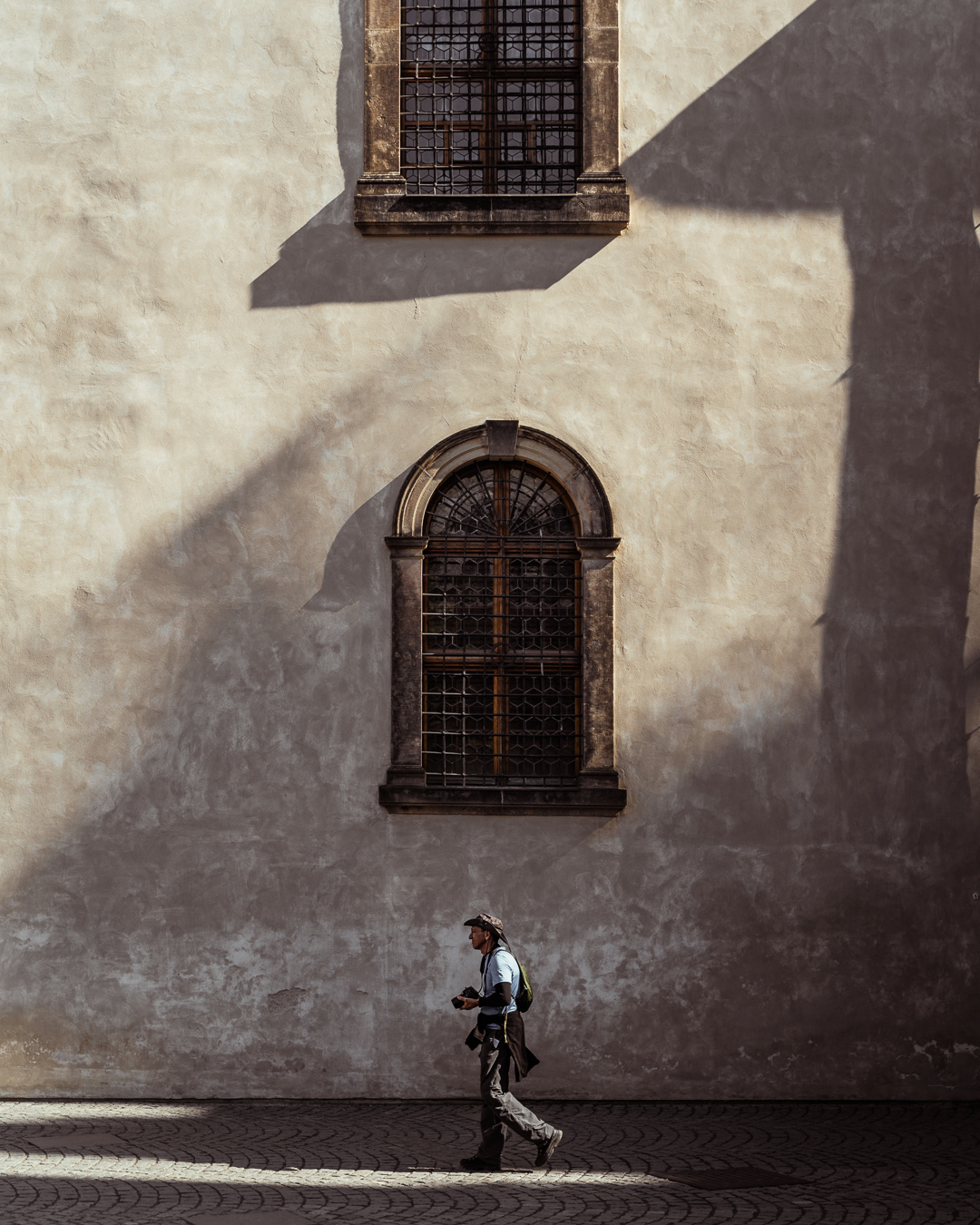 Framing the moment a photographer photographs another photographer - Prague Castle