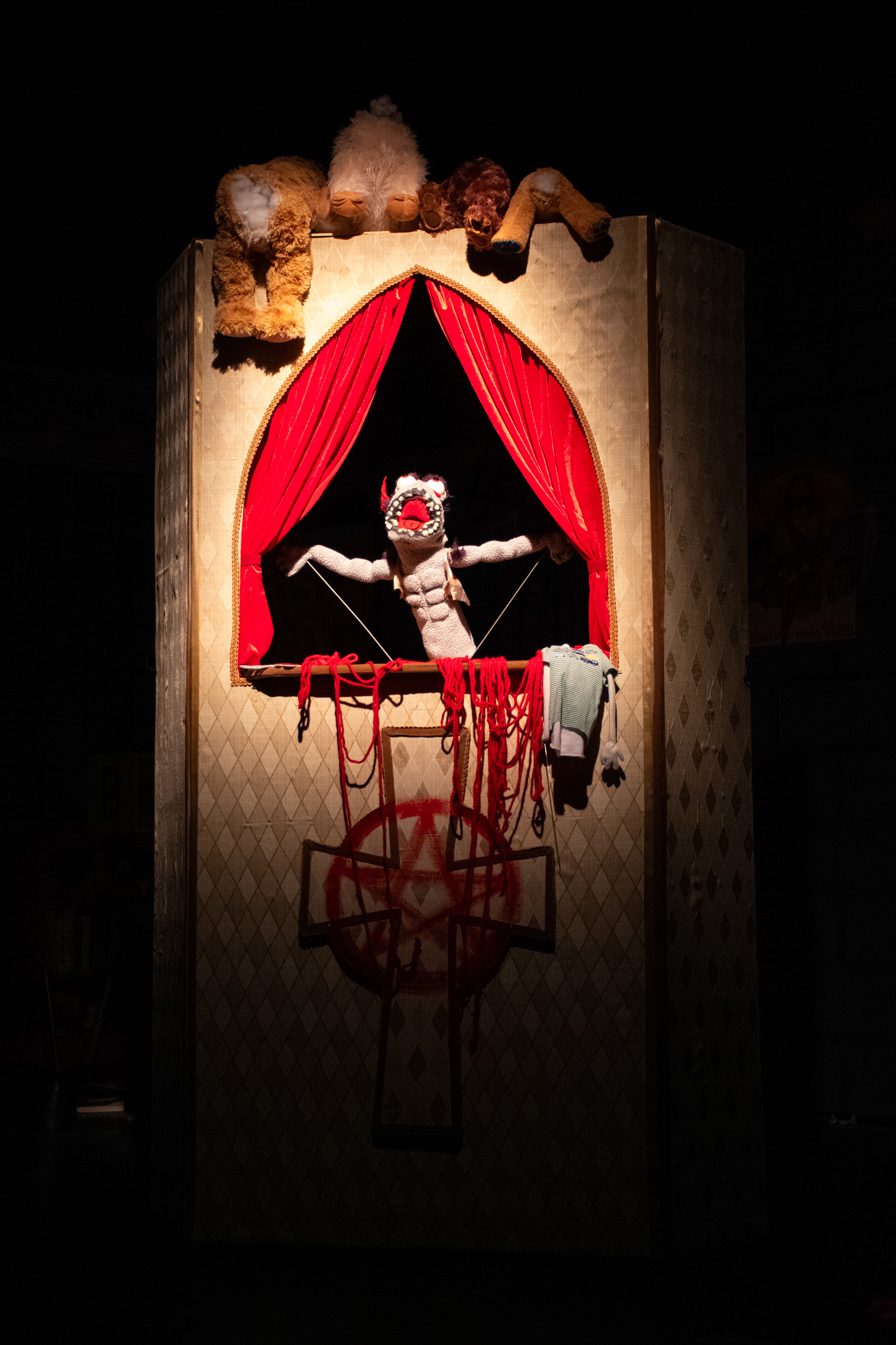 Puppet Theater (side B), Hand to God 