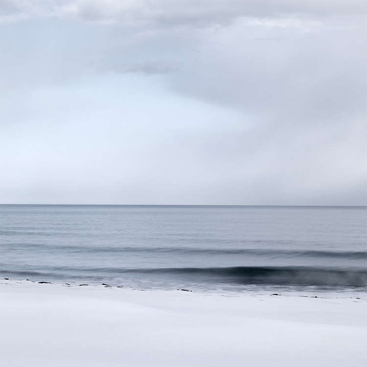 北海道の冬の海岸をスローシャッターで撮影した写真