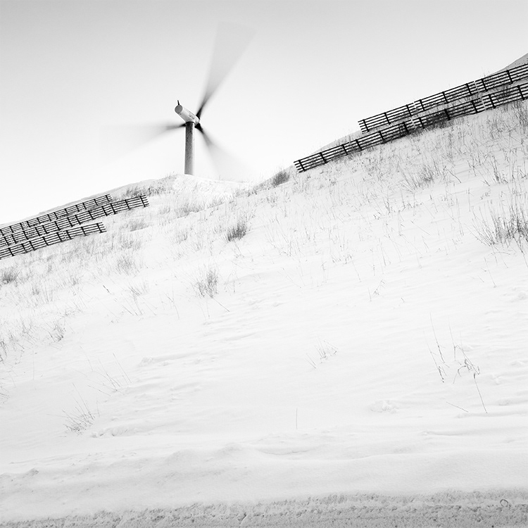 雪原の人工物。苫前の風力発電所