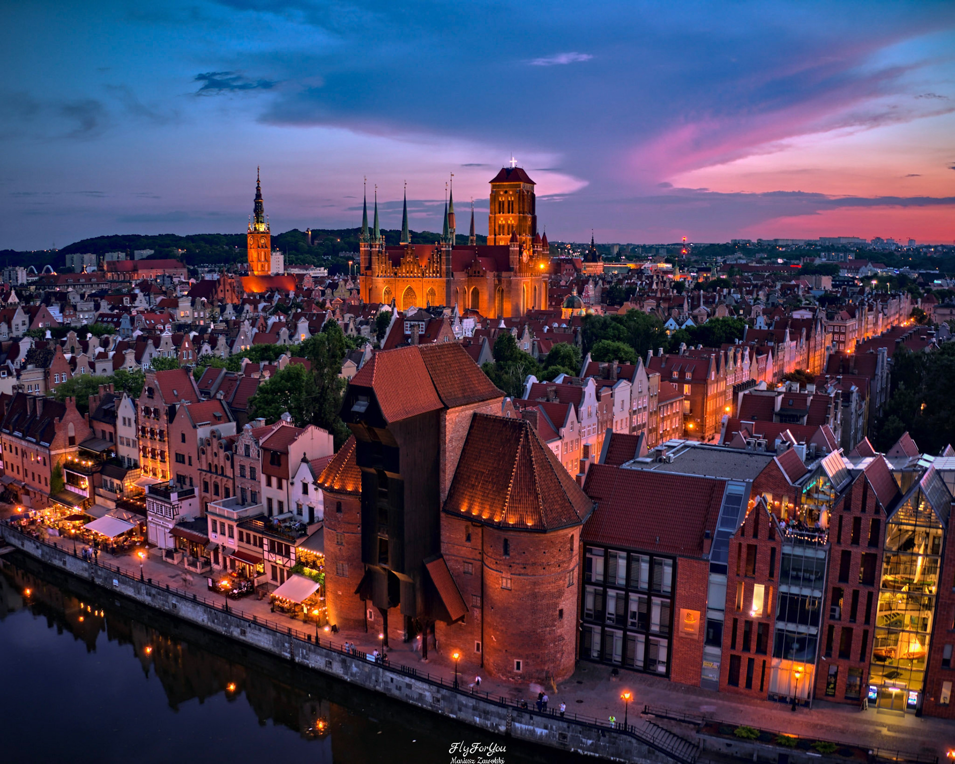 Żuraw, Motława, w tle Bazylika Mariacka, Ratusz Miasta Głównego, Śródmieście