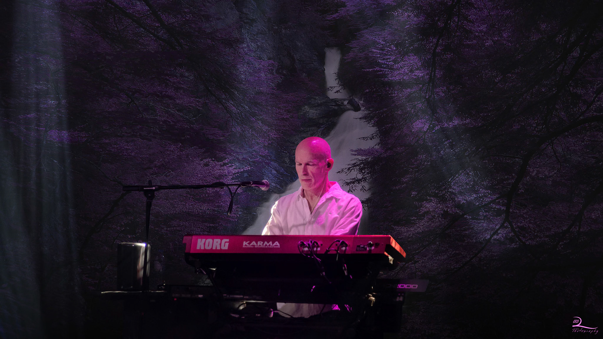 Marillion Zondag: Album Night - "Happiness Is the Road":The Man From the Planet Marzipan, Dreamy Street, This Train Is My Life, Essence, Wrapped Up in Time, Liquidity(live debut), Nothing Fills the Hole, Woke Up, Trap the Spark, A State of Mind, Happiness Is the Road, No Such Thing (preceded by Snippet 'new album'), Real Tears for Sale, Invisible Ink (restarted by H), Whatever Is Wrong With You, Somewhere Else, The Sky Above the RainEncore: Toxic (Britney Spears cover), The Leavers: V. One Tonight (restarted several times until…)Encore 2: Hocus Pocus (Focus cover, with Focus)