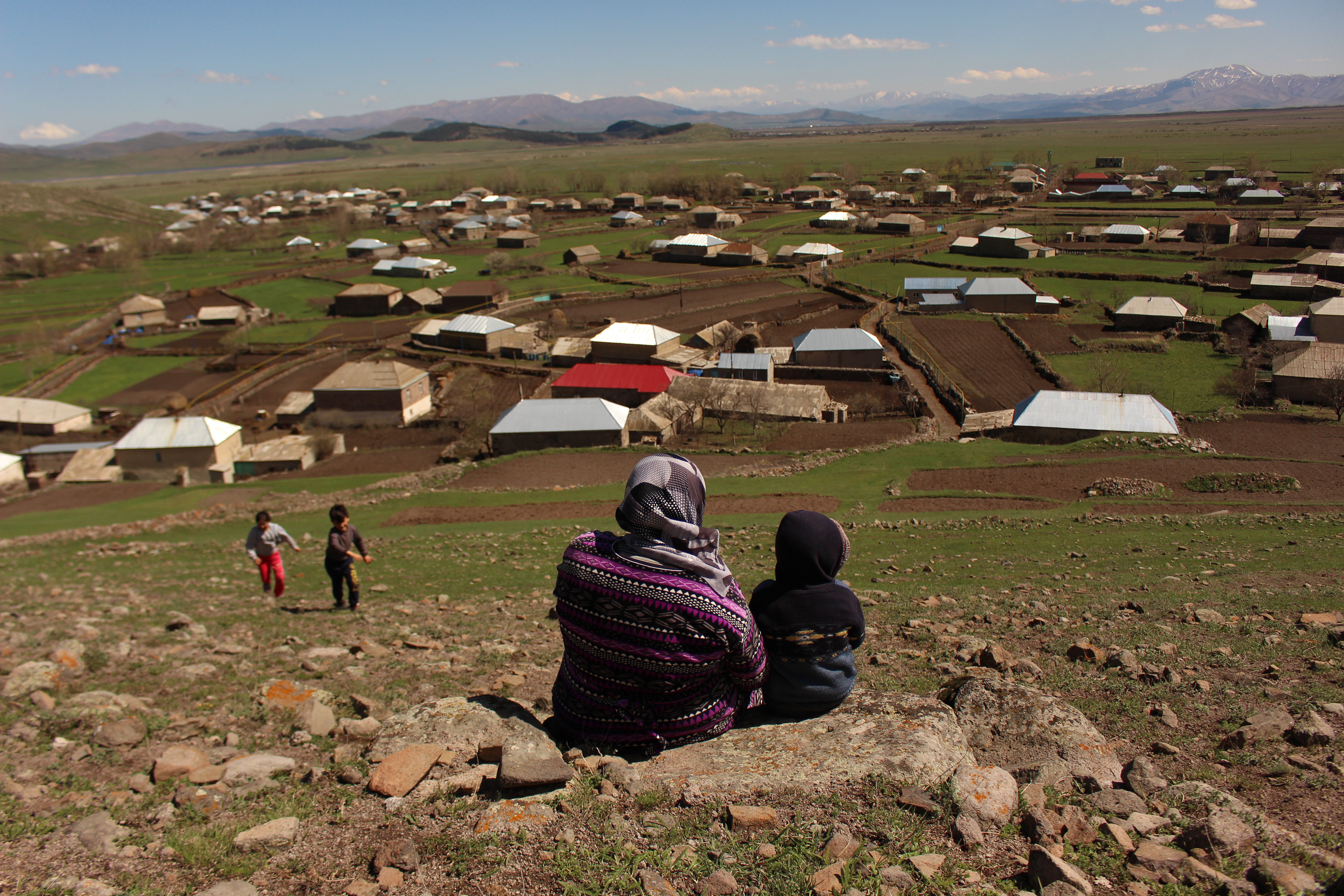 Irganchai sits a few kilometers from the Armenian border. Yetar has fond memories of being free to go back and forth when she was growing up. "I remember buses and cars going to Marneuli, Tbilisi or Dmanisi, and beyond the mountains to Armenia. Also, our electricity came from Armenia. We had a good relationship. We baptized each other's children, we looked for brides in Armenia, we visited each other. We traveled there to collect hay, many Azerbaijanis also lived there. Those times are gone. We no longer have any relations, the border is closed and we do not let the cattle get too close."