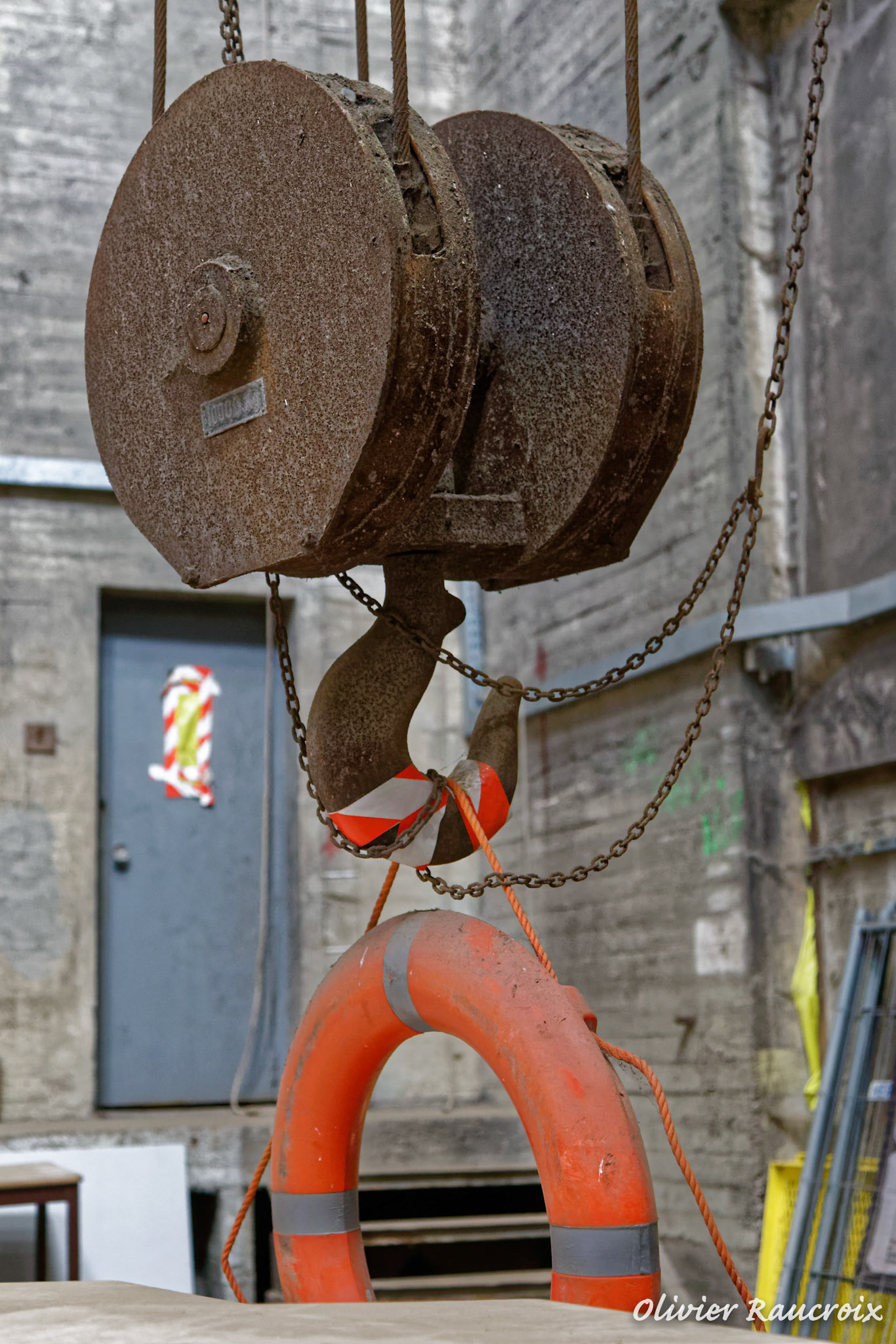 avec le Spéléo Club "Les Suspendus". Un club très sympathique que vouss pouvez retrouver ici : https://www.suspendus.be/

Pour mieux connaître ce vestige du site charbonnier du Roton, quelques adresses :
- https://fr.wikipedia.org/wiki/Roton_(Belgique)
- https://vsnpi.wordpress.com/base-de-donnees/secteurs-industriels/industrie-miniere/bassin-minier-de-belgique/bassin-de-charleroi/charbonnages-reunis-de-farciennes/tour-dextraction-du-puits-sainte-catherine-du-roton/