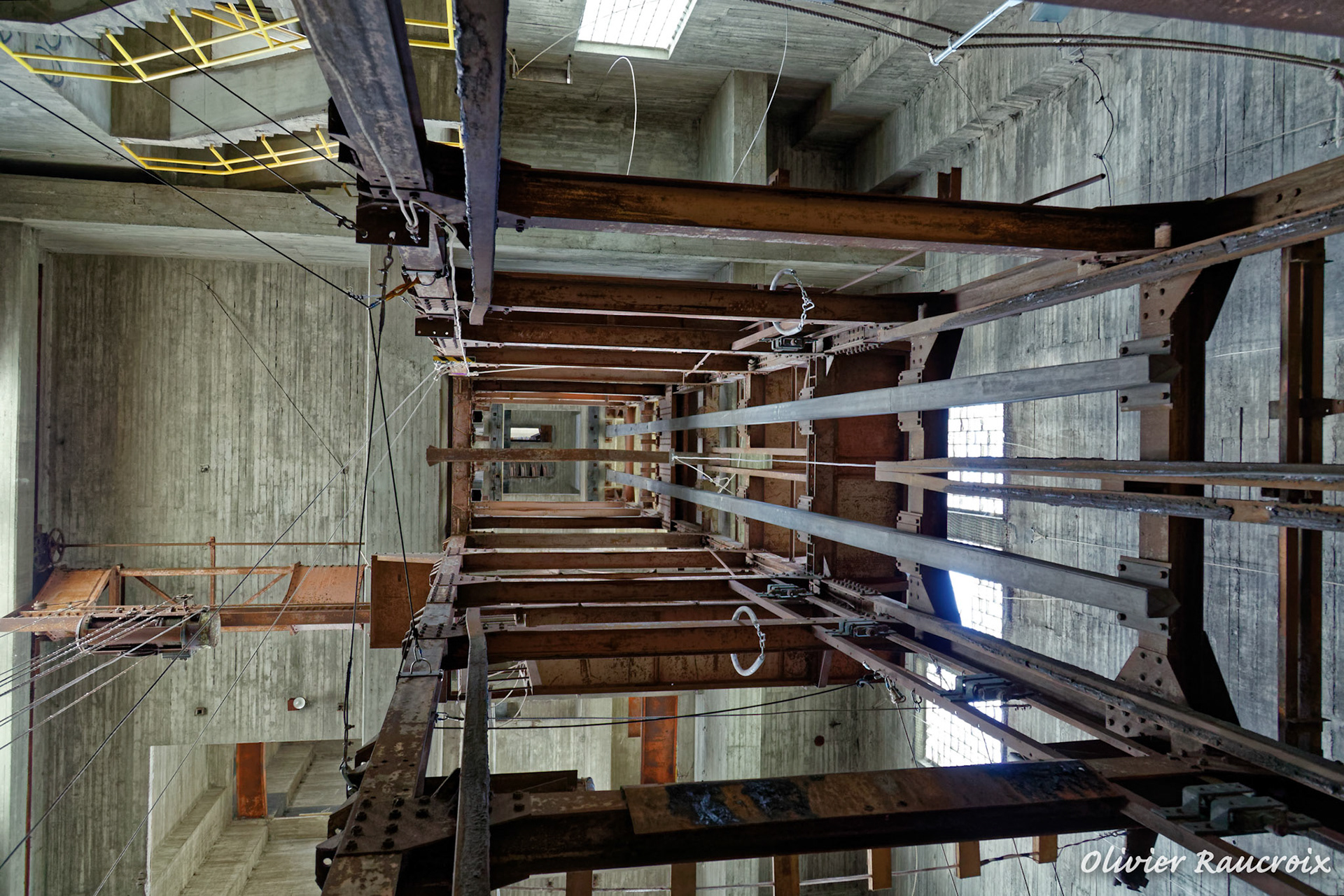 avec le Spéléo Club "Les Suspendus". Un club très sympathique que vouss pouvez retrouver ici : https://www.suspendus.be/

Pour mieux connaître ce vestige du site charbonnier du Roton, quelques adresses :
- https://fr.wikipedia.org/wiki/Roton_(Belgique)
- https://vsnpi.wordpress.com/base-de-donnees/secteurs-industriels/industrie-miniere/bassin-minier-de-belgique/bassin-de-charleroi/charbonnages-reunis-de-farciennes/tour-dextraction-du-puits-sainte-catherine-du-roton/