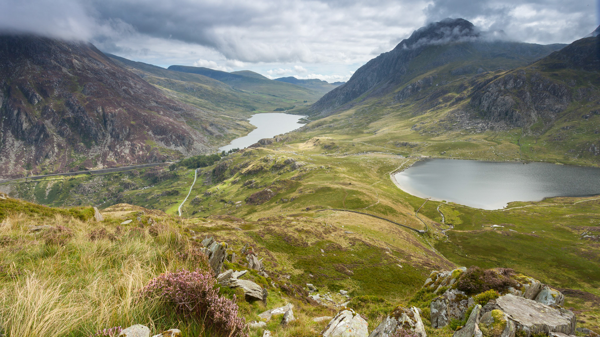 Llyn Idwal &amp; Llyn Ogwen, summer, Snowdonia, Wales UK