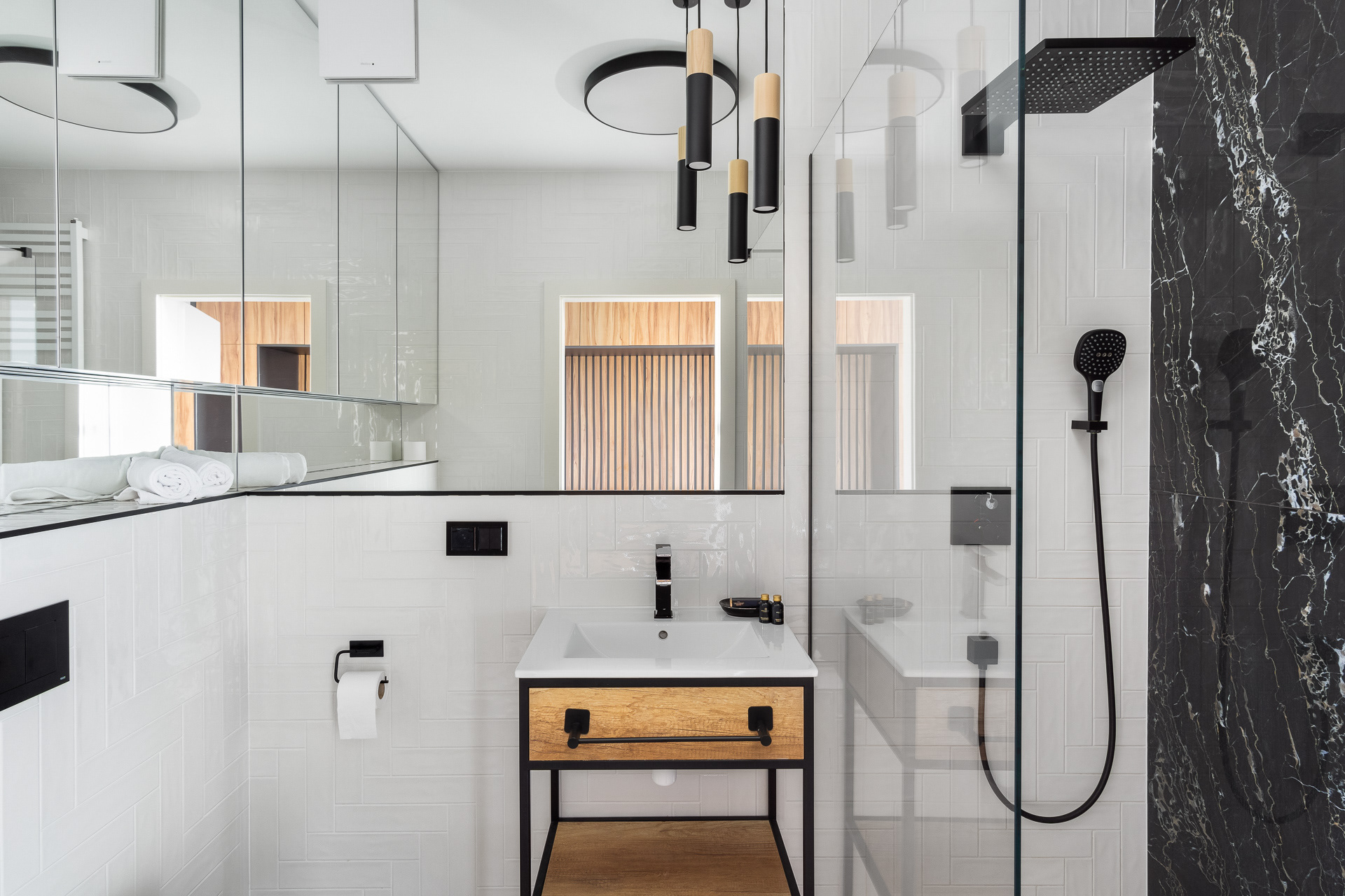 Zdjęcia zabudowy łazienkowej