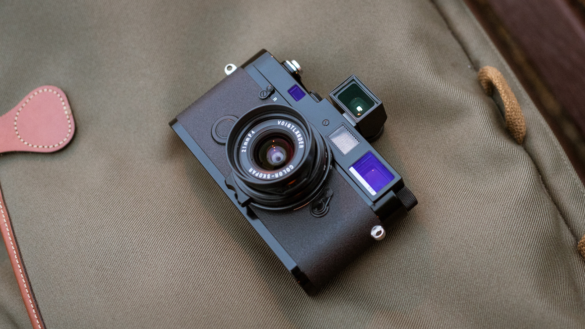 Leica MP with Voigtlander Color-Skopar 21mm f4 and Leica 21mm Brightline Finder on top of the Billingham 443 by Michal Jeck