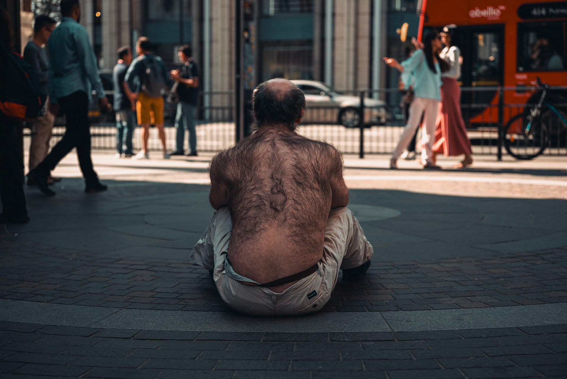 extremely hairy man sitting in London without shirt in summer street photography_by @ Michal Jeck