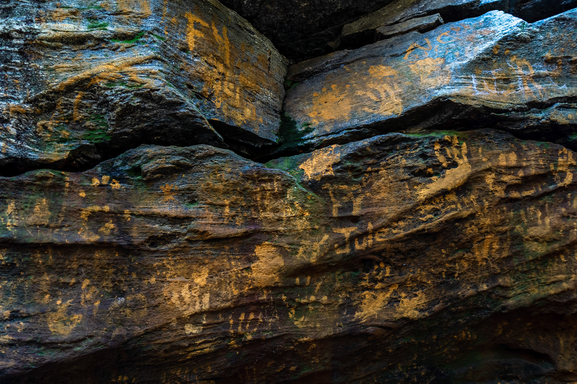Les traces de la main de l'homme faisant UN avec le rocher [ Rivière-Batiscan (Saint-Narcisse)]