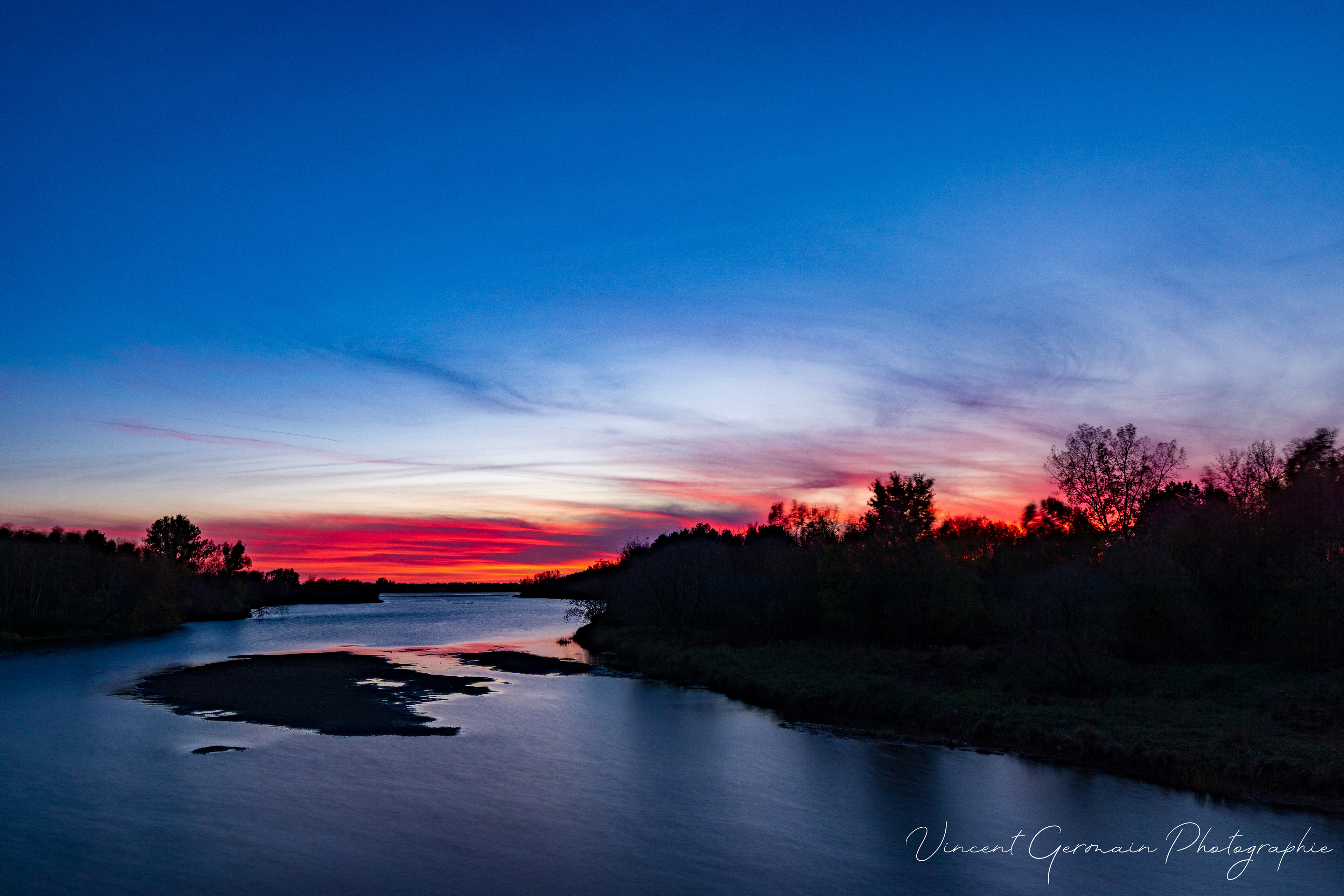 Rivière et coucher de soleil