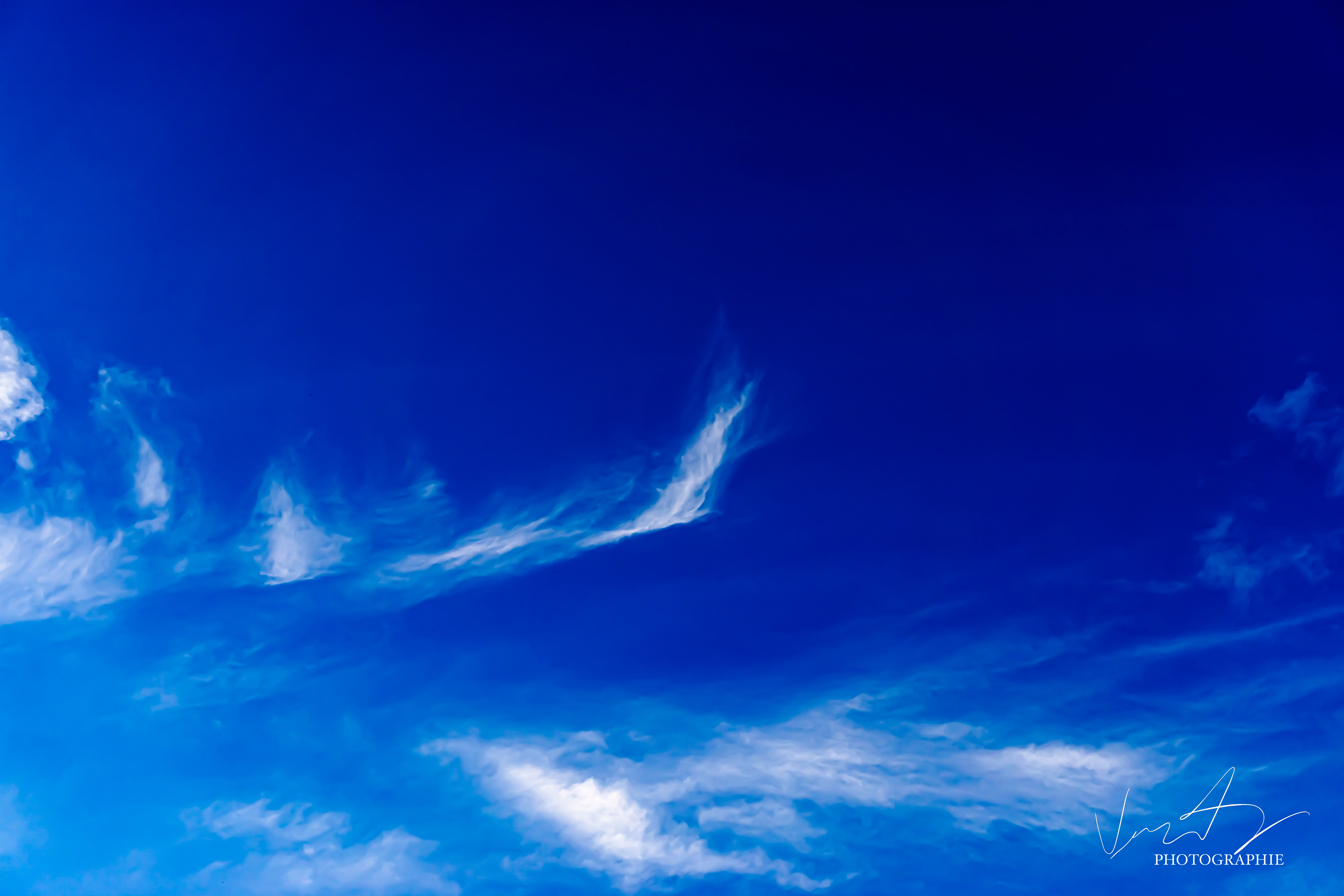 Une main se tend vers le monde