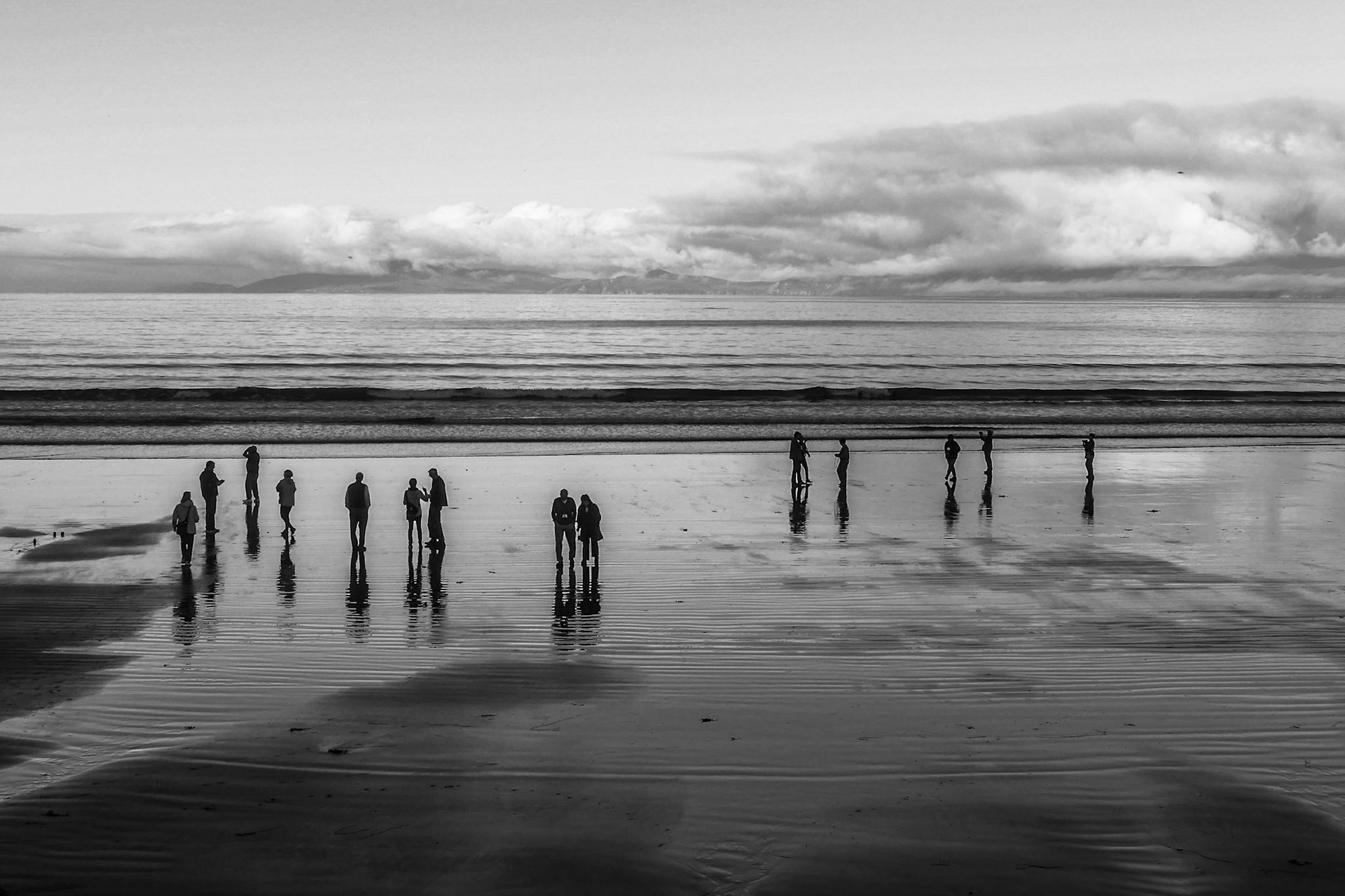 Les ombres sur la plage en monochrome