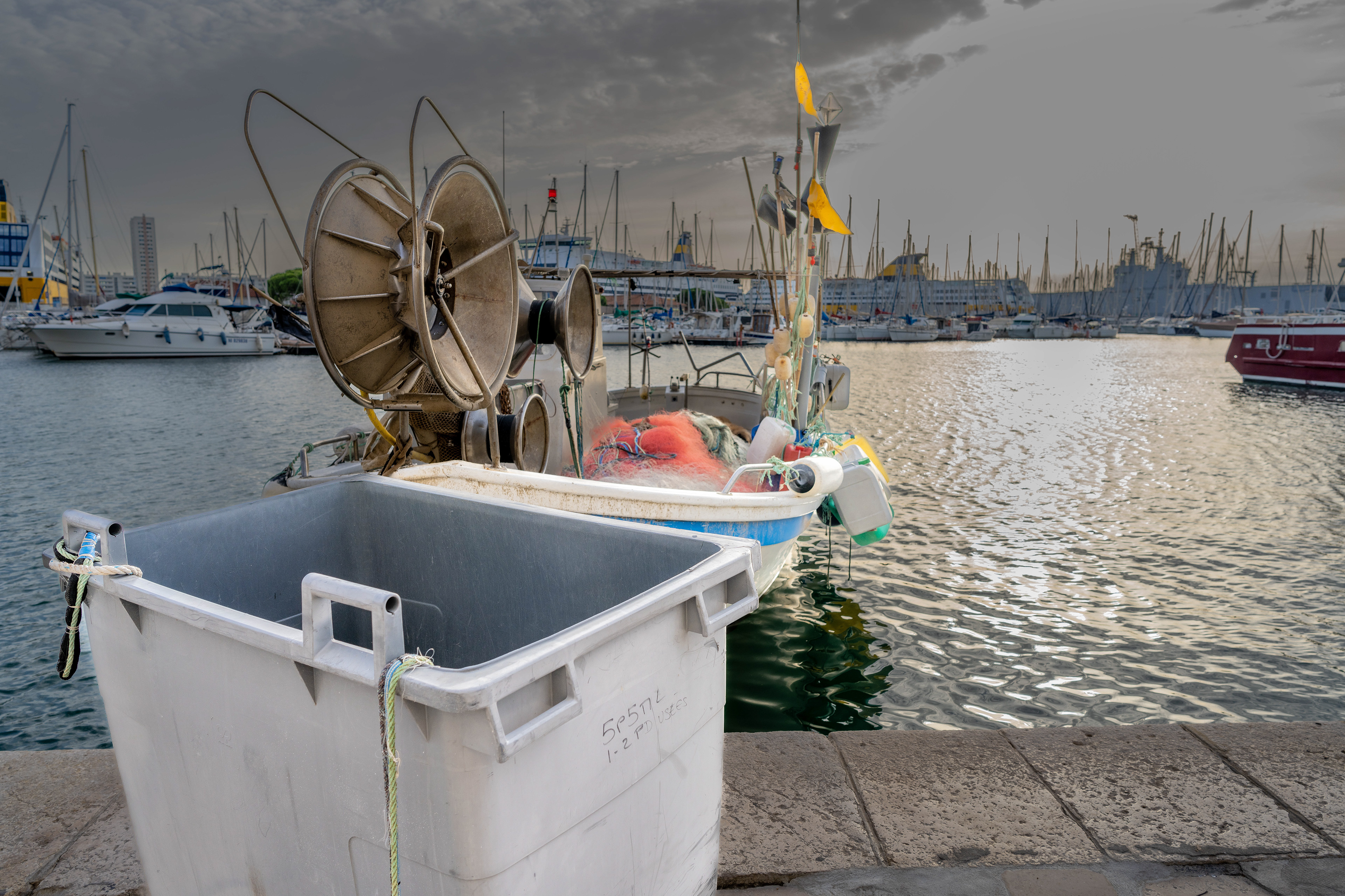 La poubelle au port