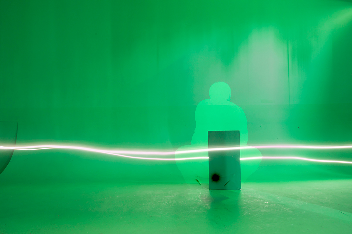 The green screen will be the center of the universe. The black hole is an extraordinarily peculiar celestial object in the universe. Its gravitational pull is so intense that not even light can escape its attraction.