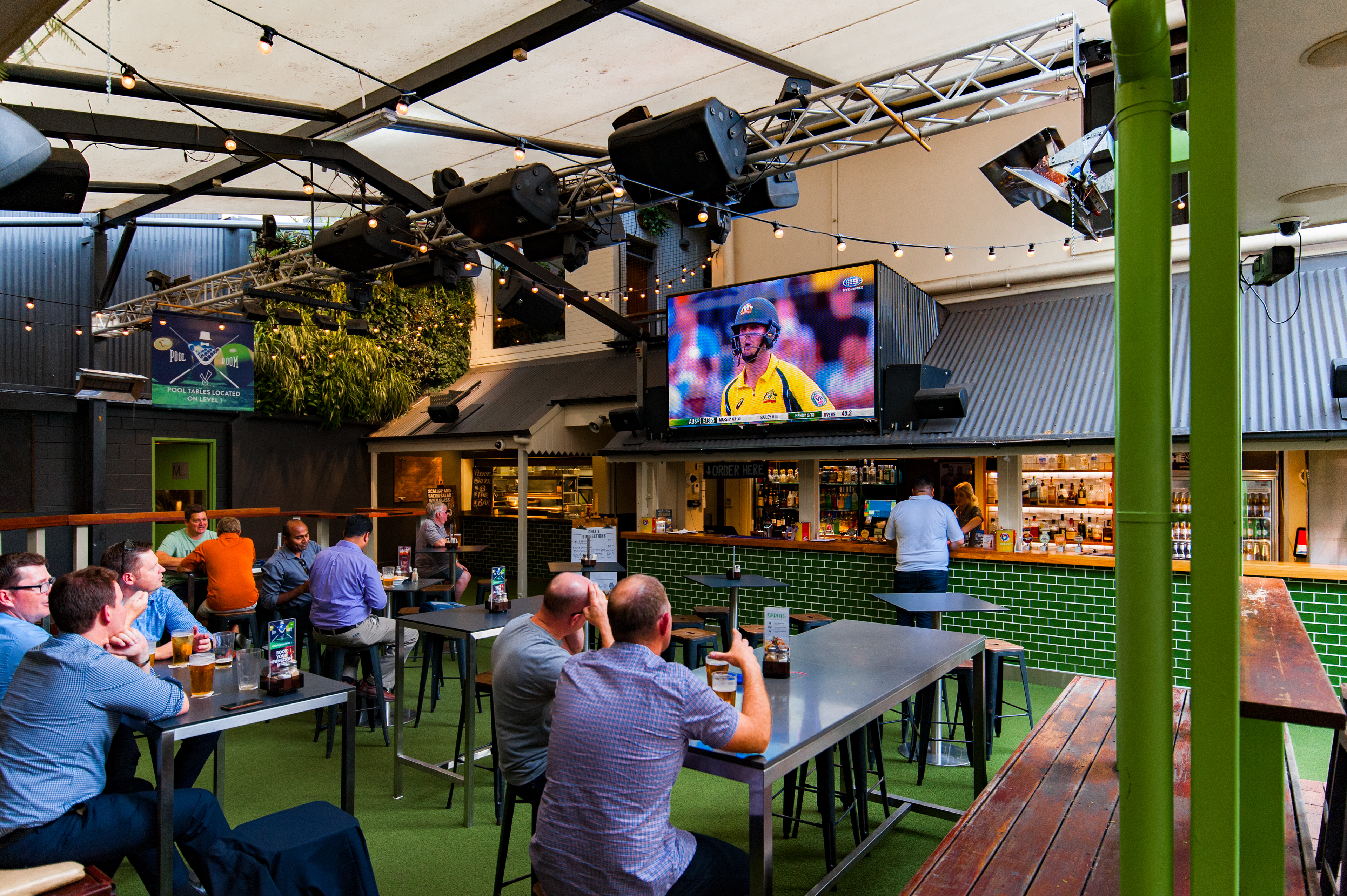 Victory Hotel / 5mm, 2.5mW x 1.5mH