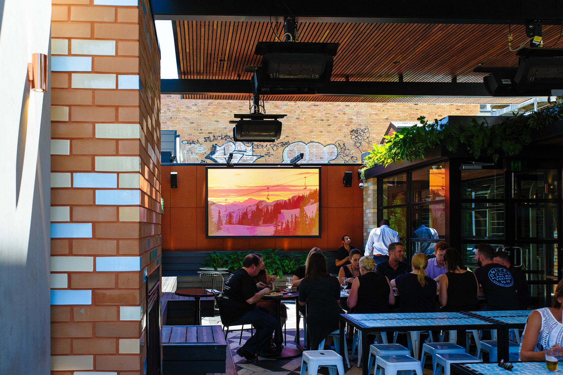 Richmond Social / 3.9mm, 2.5mW x 1.5mH