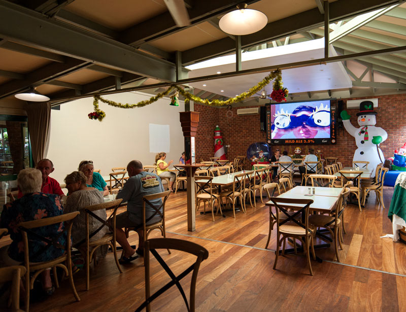 Roches Family Hotel / 3.9mm, 2.5mW x 1.5mH