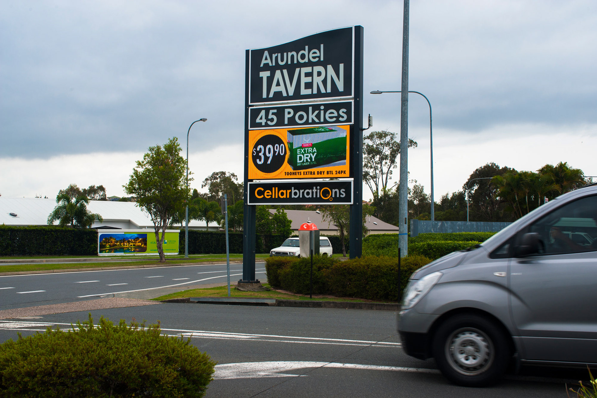 Arundel Tavern / 10mm, 2.88mW x 1.28mH