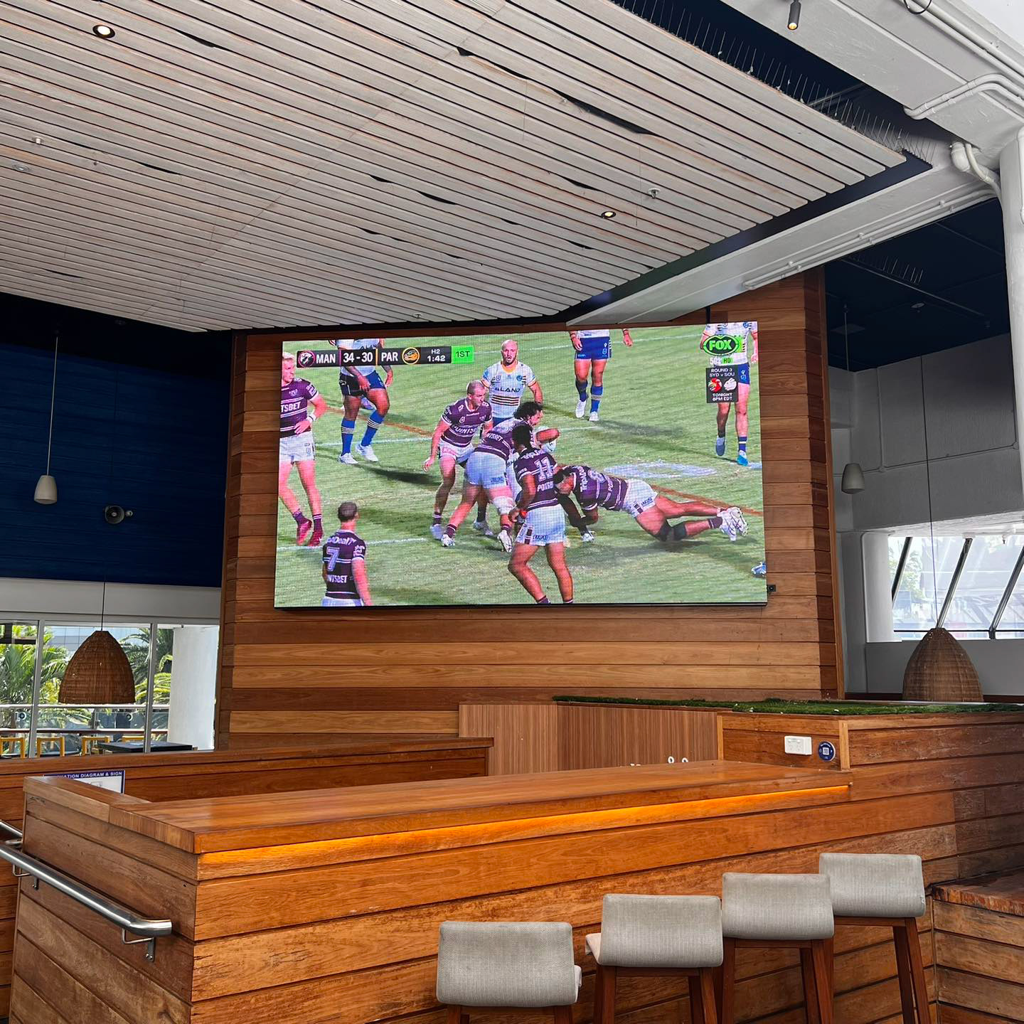 Surfers Paradise Beer Garden / 3.9mm, 3.5mW x 2mH