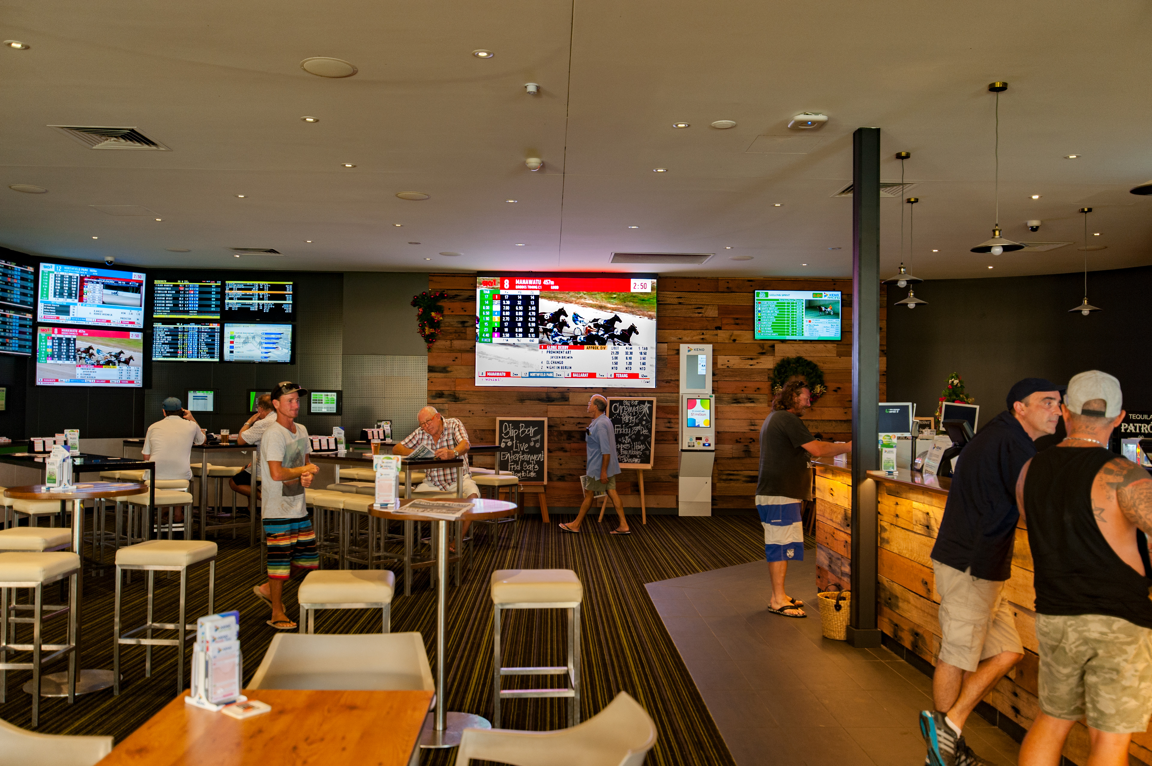 Kawana Waters Hotel / 3.9mm, 2.5mW x 1.5mH