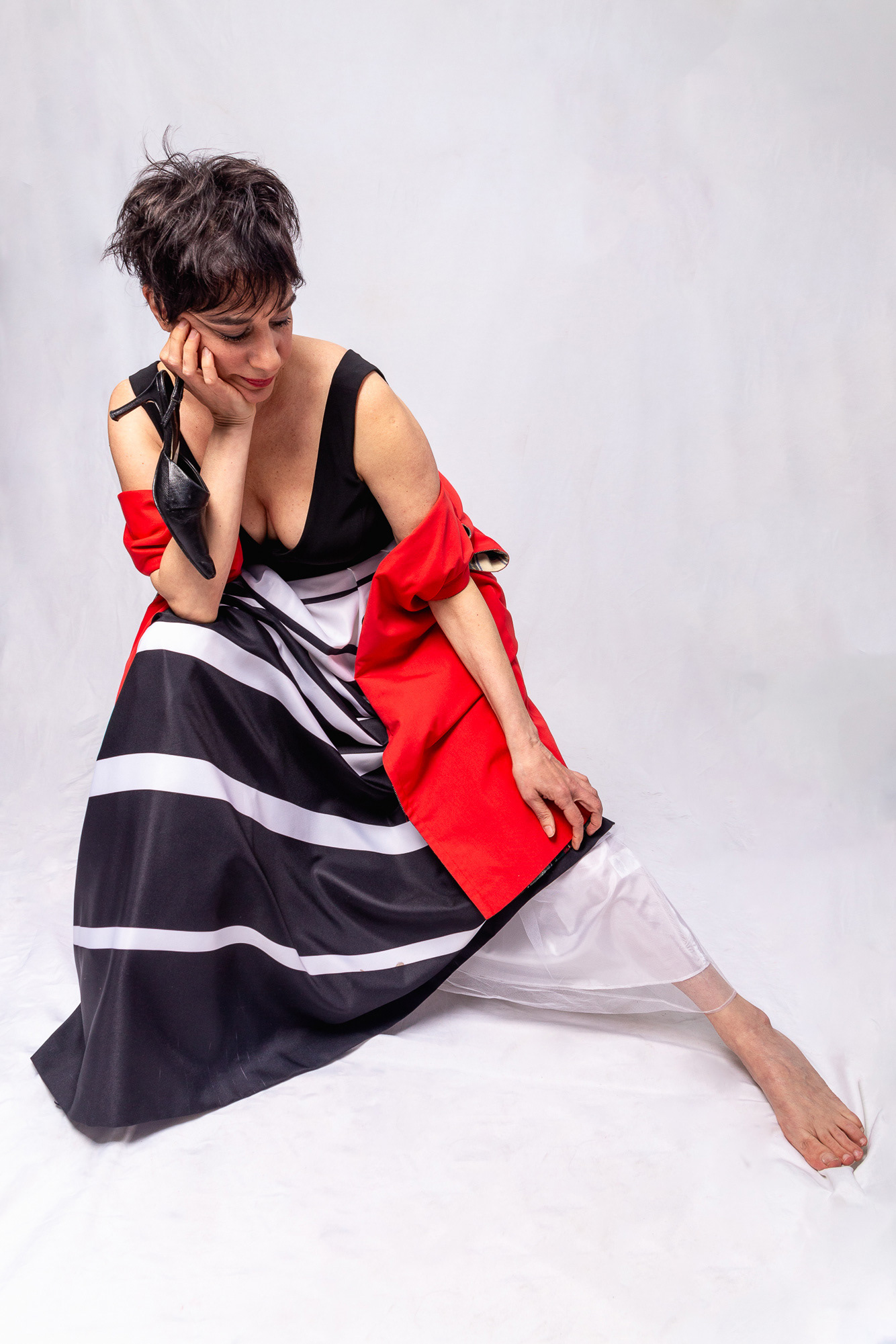 Portada del disco 'una' de la cantante Natalia Cappa. La artista está sentada en el suelo con un vestido de diseño, mirando a la cámara. Fotografía por Pau Aiello.