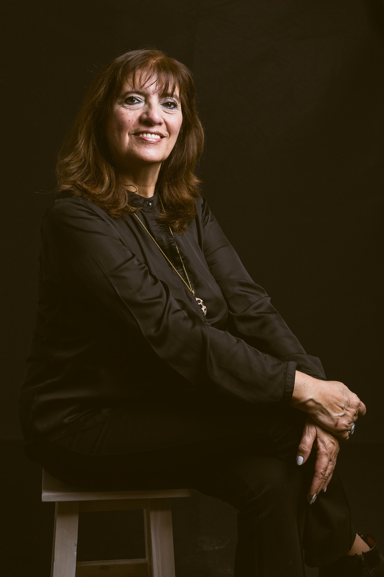 Retrato íntimo y profundo de una mujer adulta en un gesto de calma, como regalo del Día de la Madre. Fotografía de Pau Aiello.