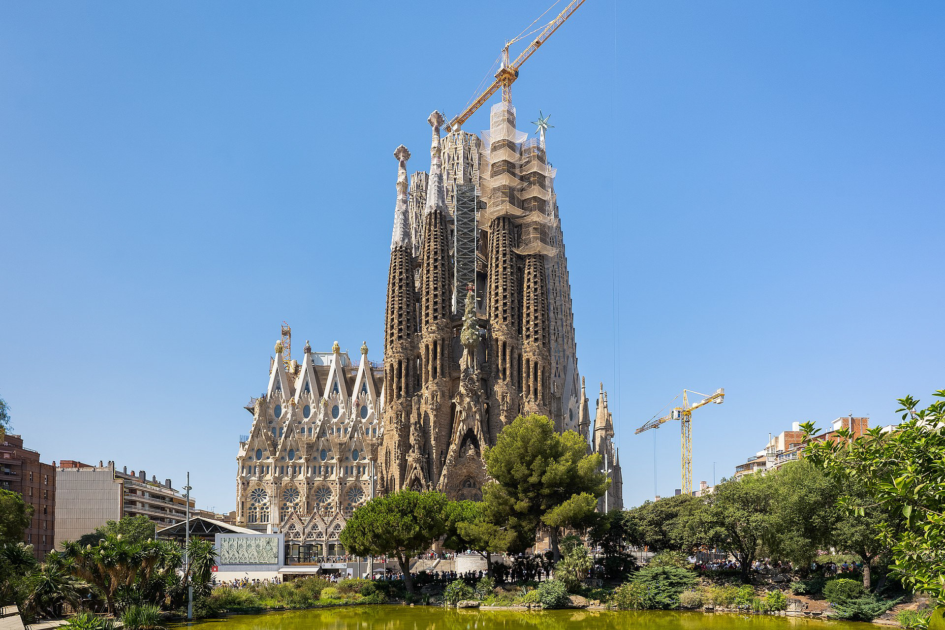 https://en.wikipedia.org/wiki/Sagrada_Fam%C3%ADlia#/media/File:Sagrada_Familia_(July_2022)_08.jpg