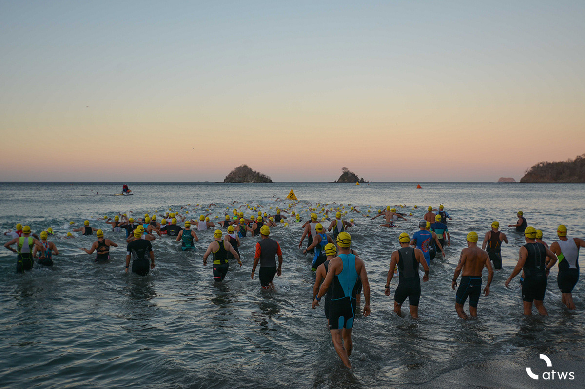 Triatlón al amanecer en Las Catalinas