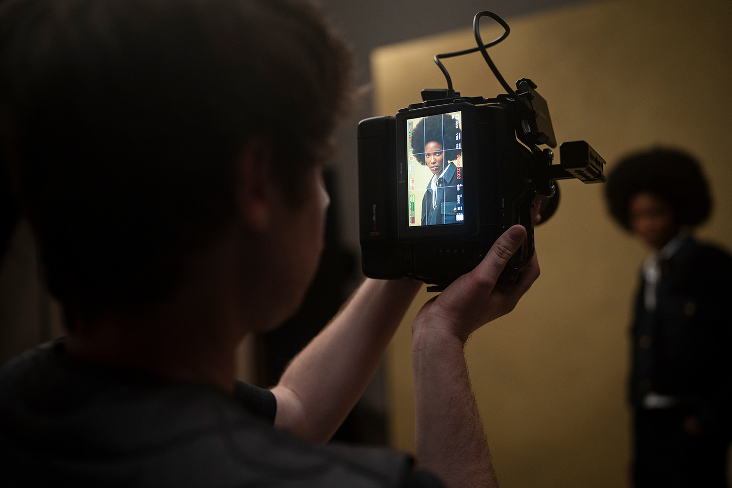 Nahaufnahme des Kameradisplays in LUISA CERANO Frühling/Sommer 2026 Session: Zeigt Model mit Afro in Denim-Outfit während Studio-Modefotoshooting