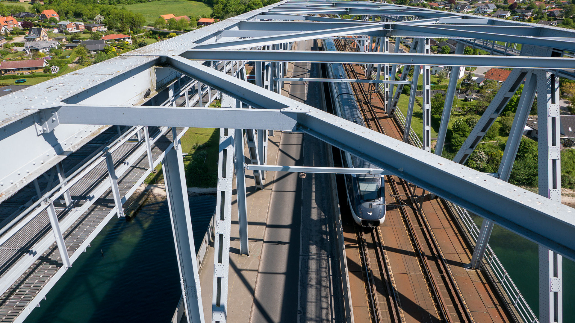 Bridgewalk: onder je rijden de treinen