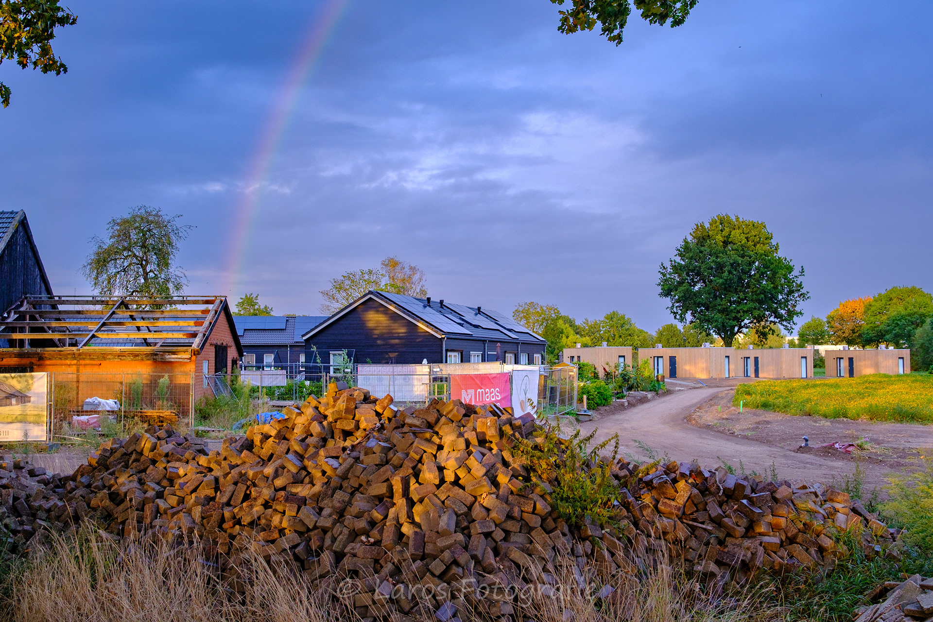 Op het veld werden verrast door een regenboog.