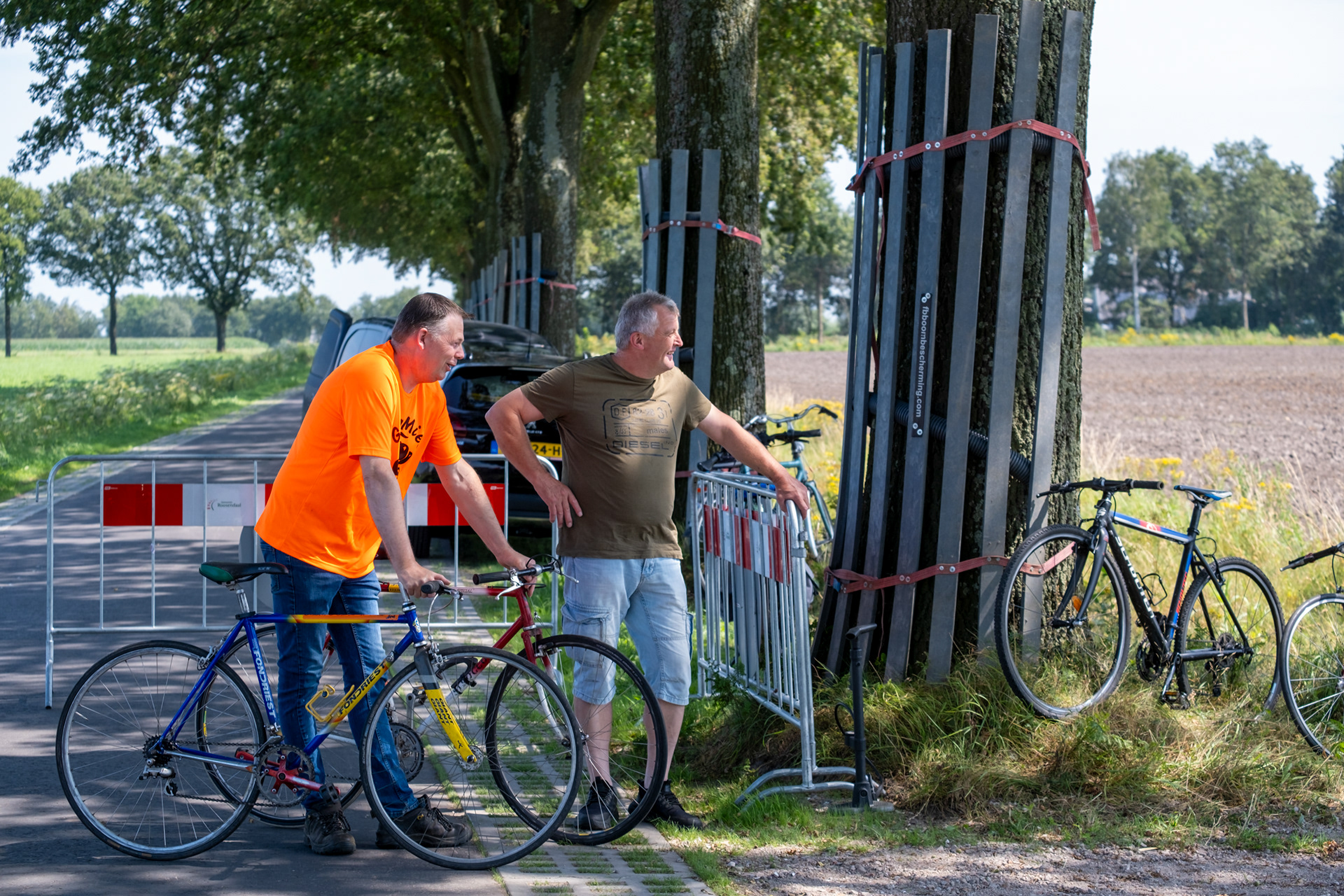 Helpers met reservefietsen