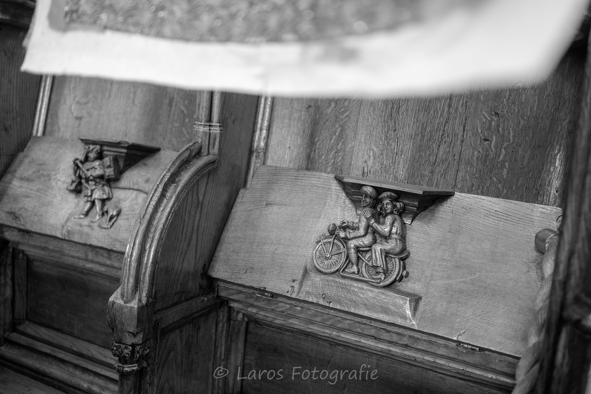 Vernield tijdens Beeldenstorm (1566). Aangebracht na WOII als dank aan de bevrijders