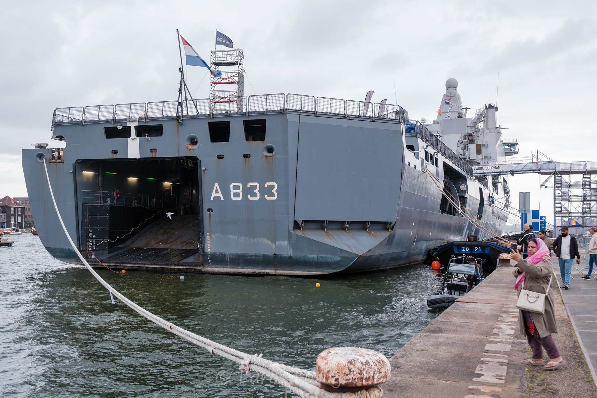 De Karel Doorman is indrukwekkend groot.