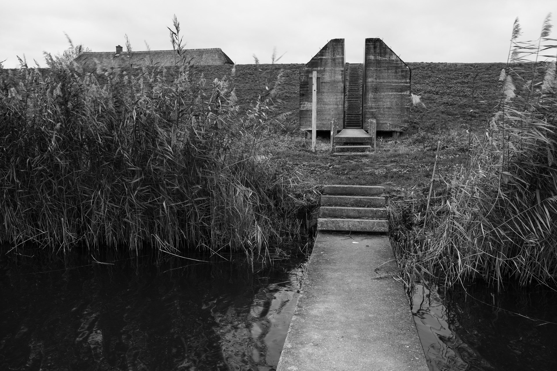 Culemborg | doorgezaagde bunker Diefdijk 1 van 3