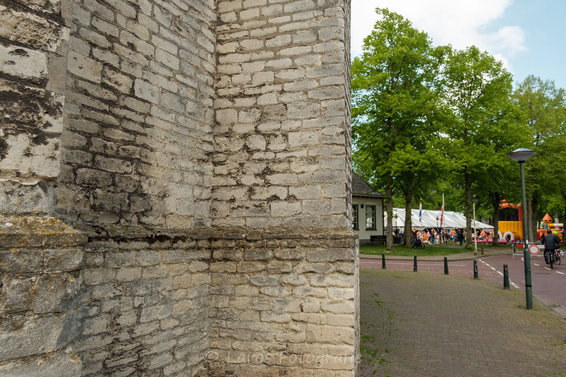 De Lambertuskerk, het Icoon van Wouw, ziet dit alles in alle rust aan.