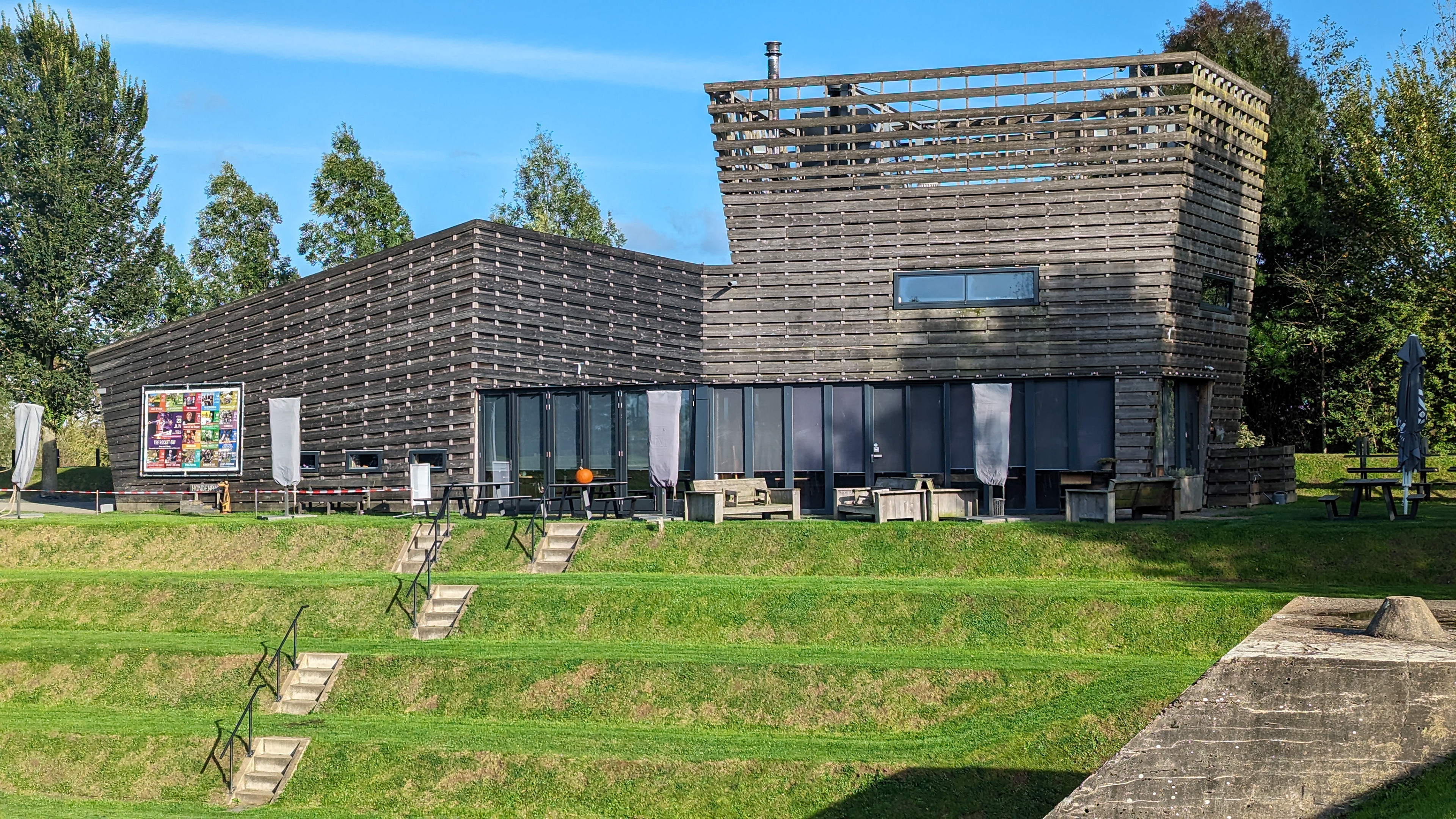 Culemborg. Werk aan het Spoel (restaurant in de vorm van oude Duitse tank)