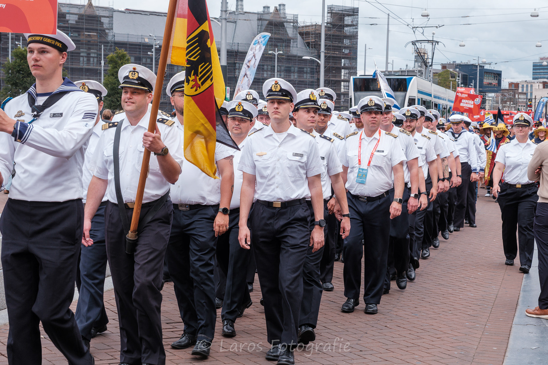 Vrijdagmiddag: optocht met bemanningen.