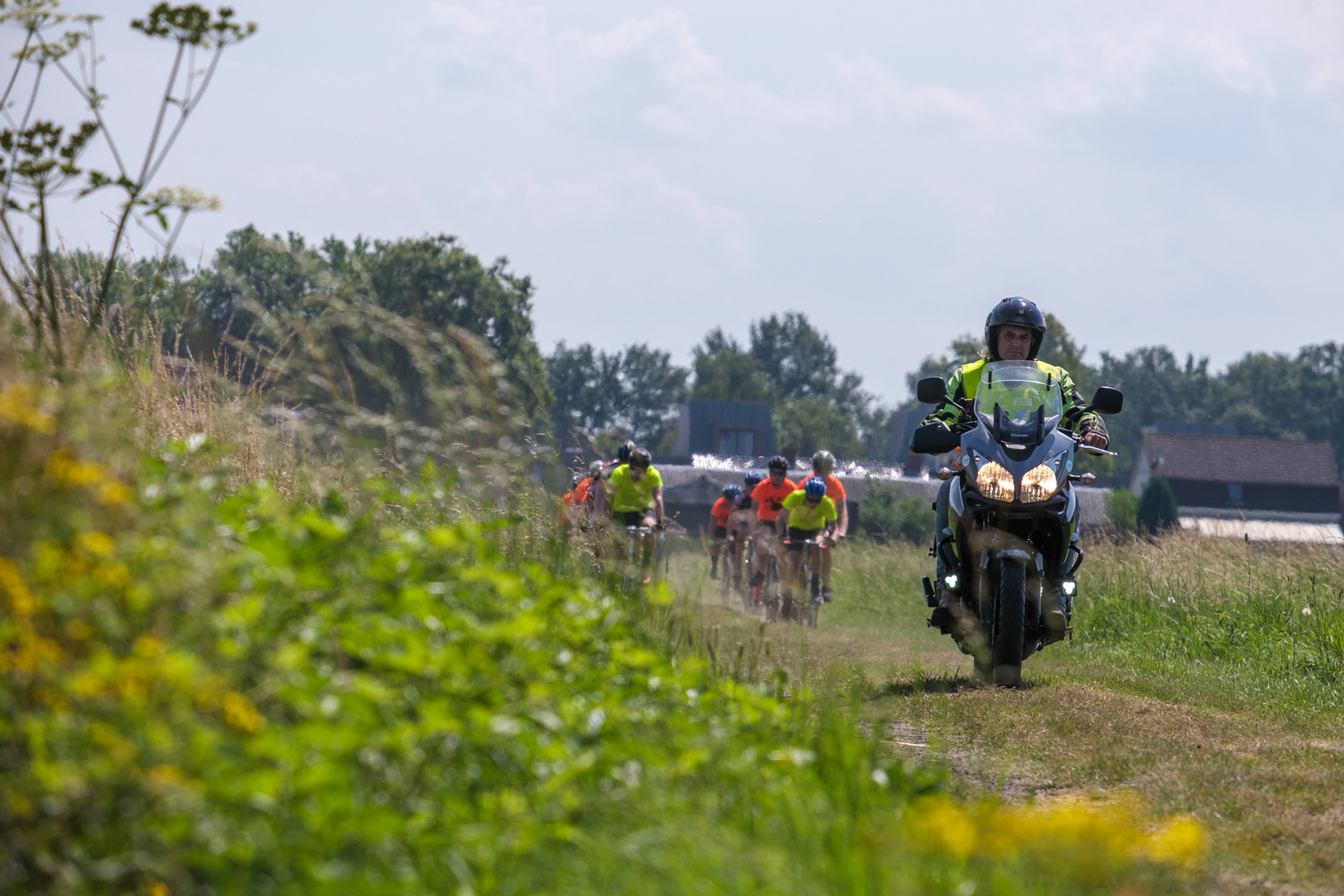Achter de motorrijder de leiders in de wedstrijd