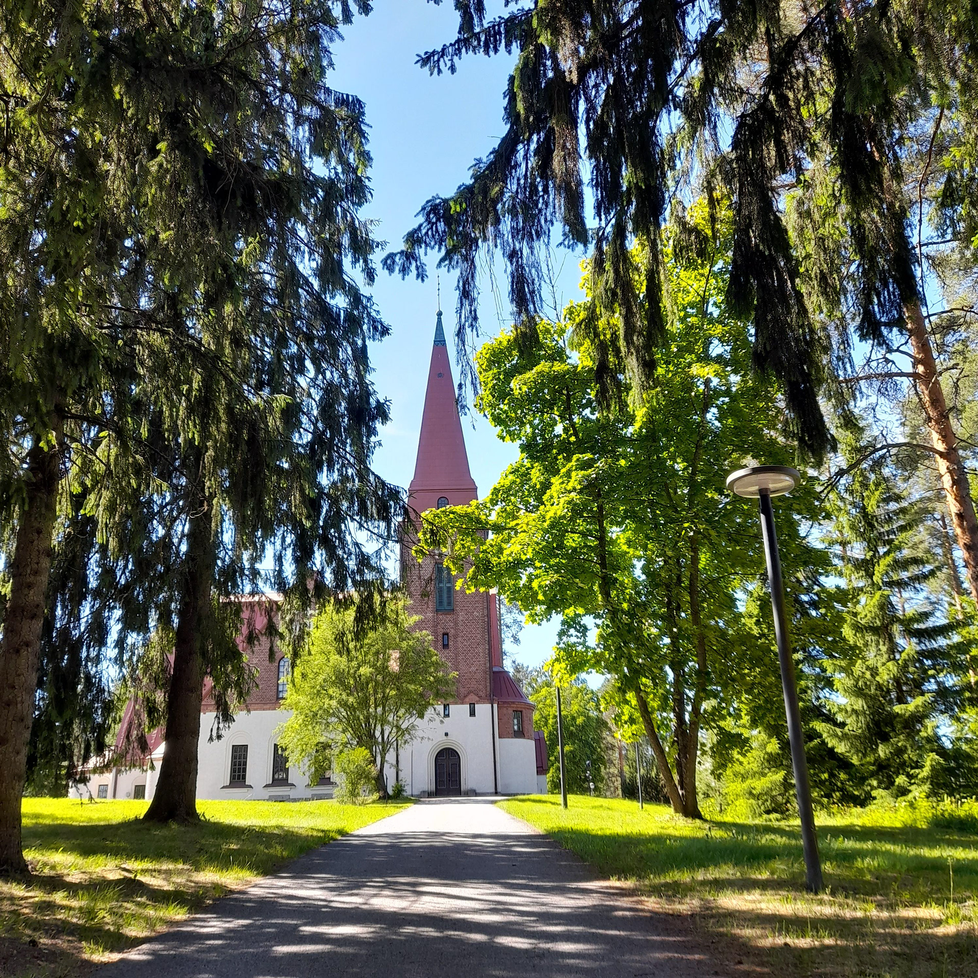 Kirkko keskellä "kylää"