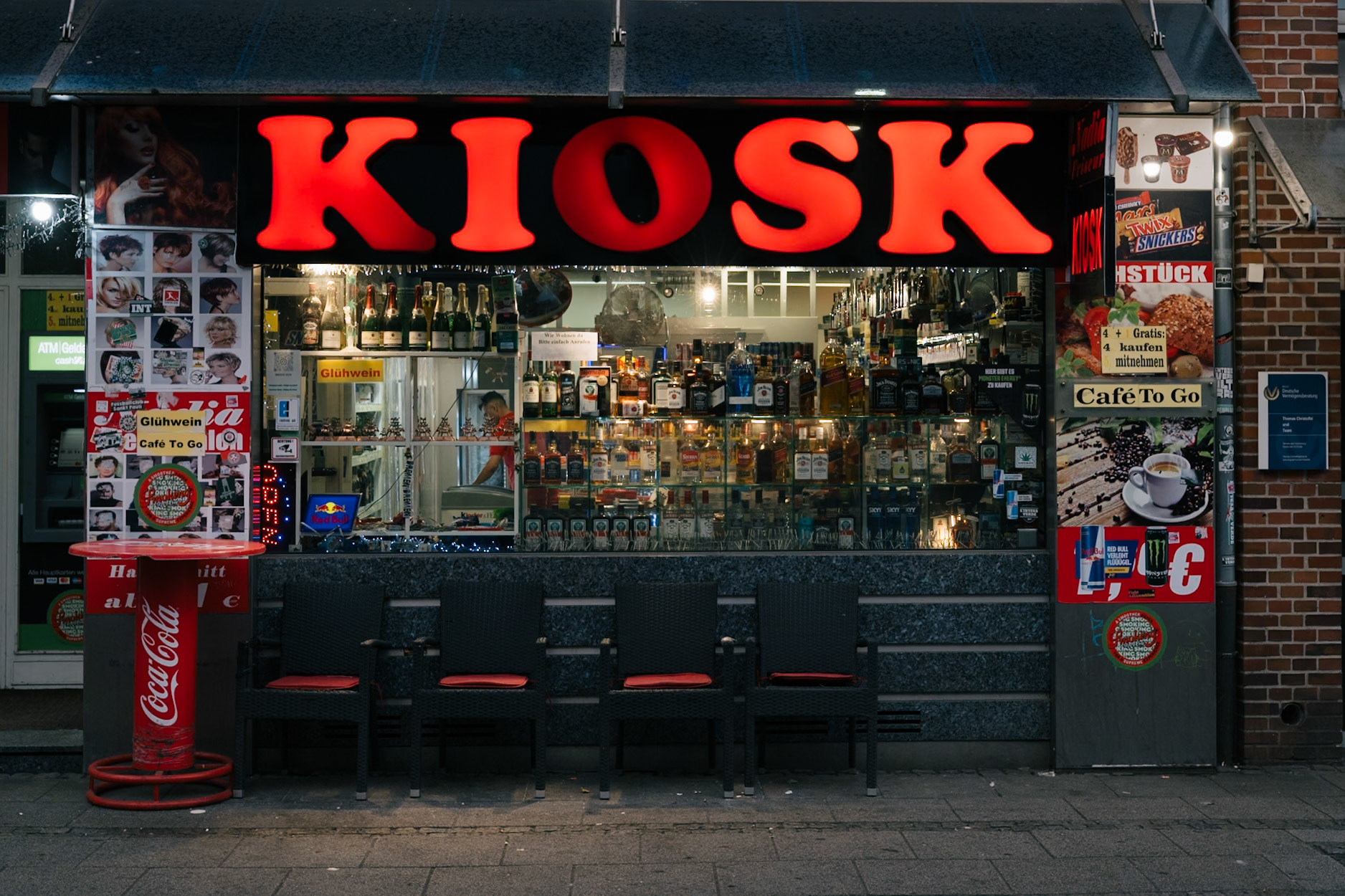 Kiosk an der Balgebrückstraße in Bremen am Abend, im Schaufender viele Spirituosen, deutlich sichtbare Leuchtschrift