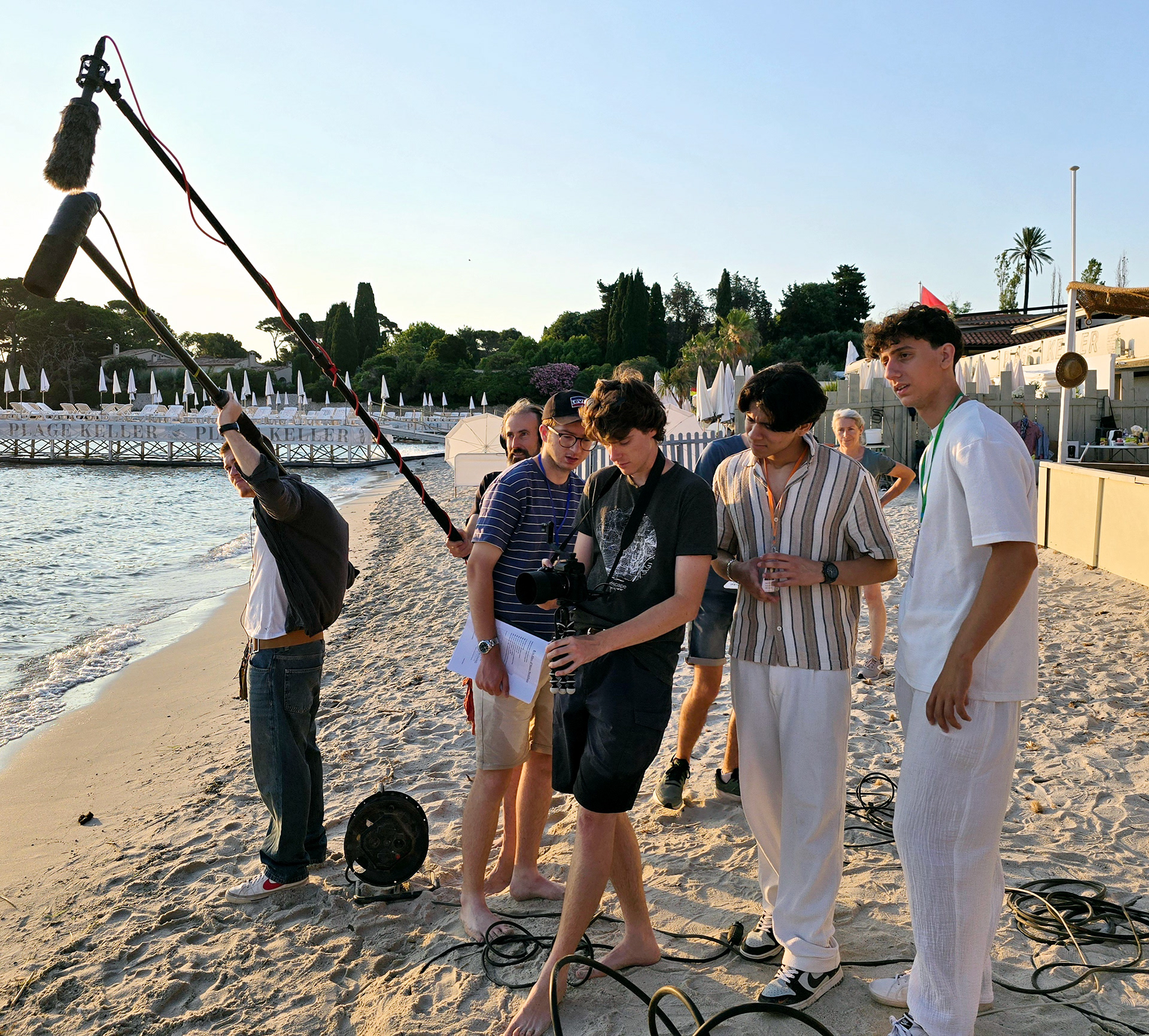 Tournage à la plage de la Garoupe : Liron Pariente, Rayan El Tawansy-Nicoletti, Mathéo Lesny, Tixi, Valérie Charpenet