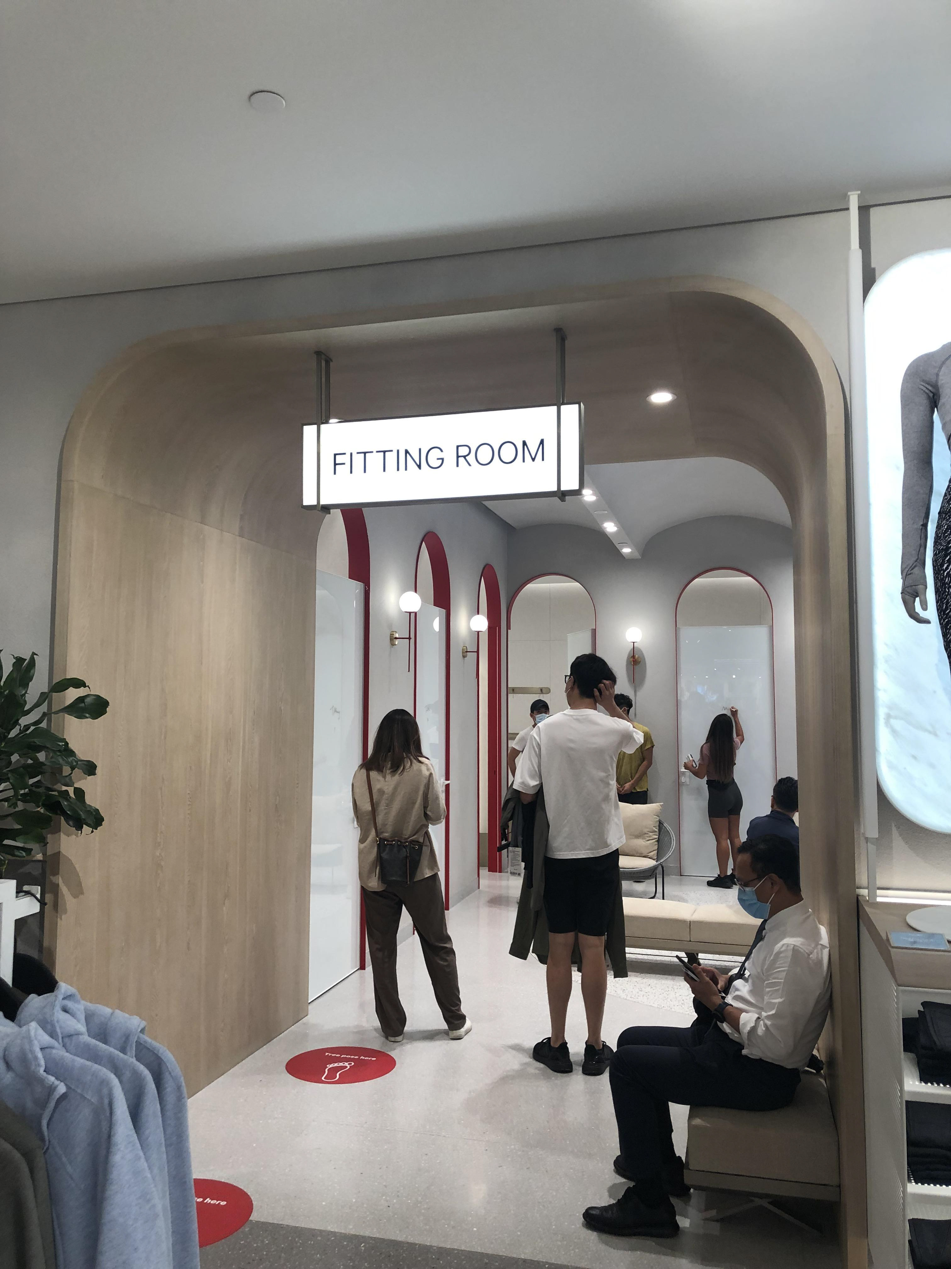 Fitting room design and how customers are using the space. Despite the small amount of people it still looks a bit crowded. Rounded corner design as inspiration.